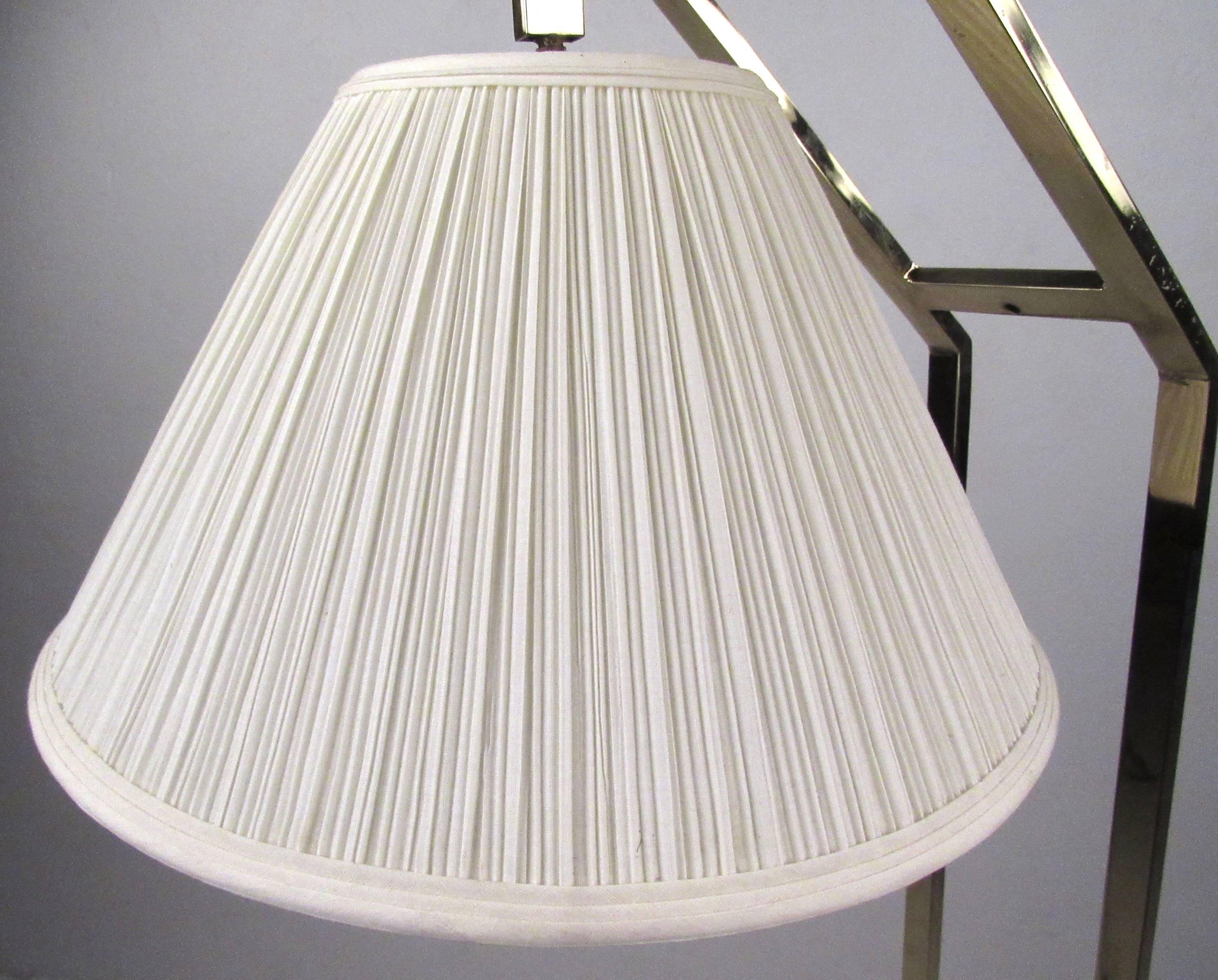 Métal Elégant lampadaire cantilever contemporain en laiton en vente