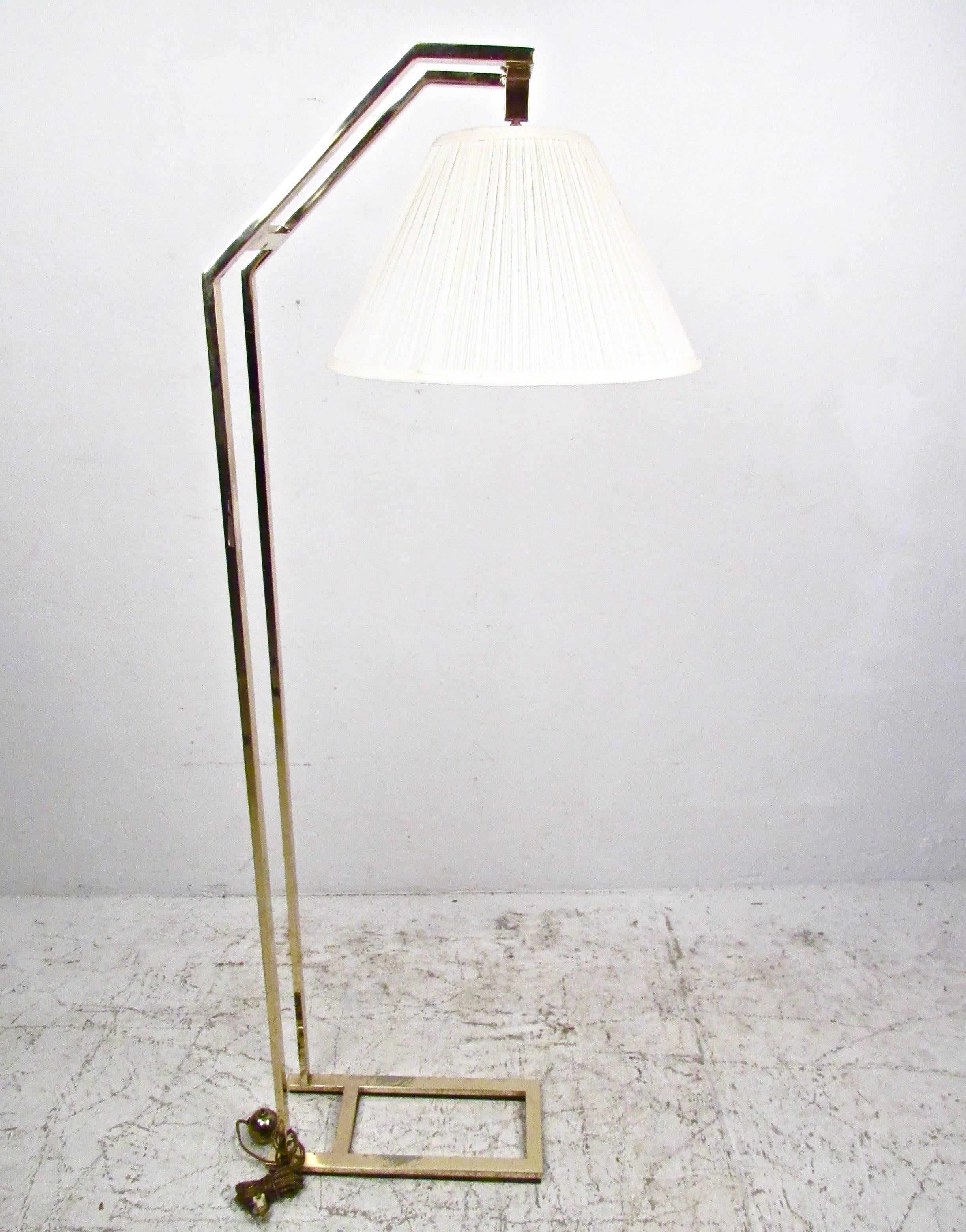 20ième siècle Elégant lampadaire cantilever contemporain en laiton en vente