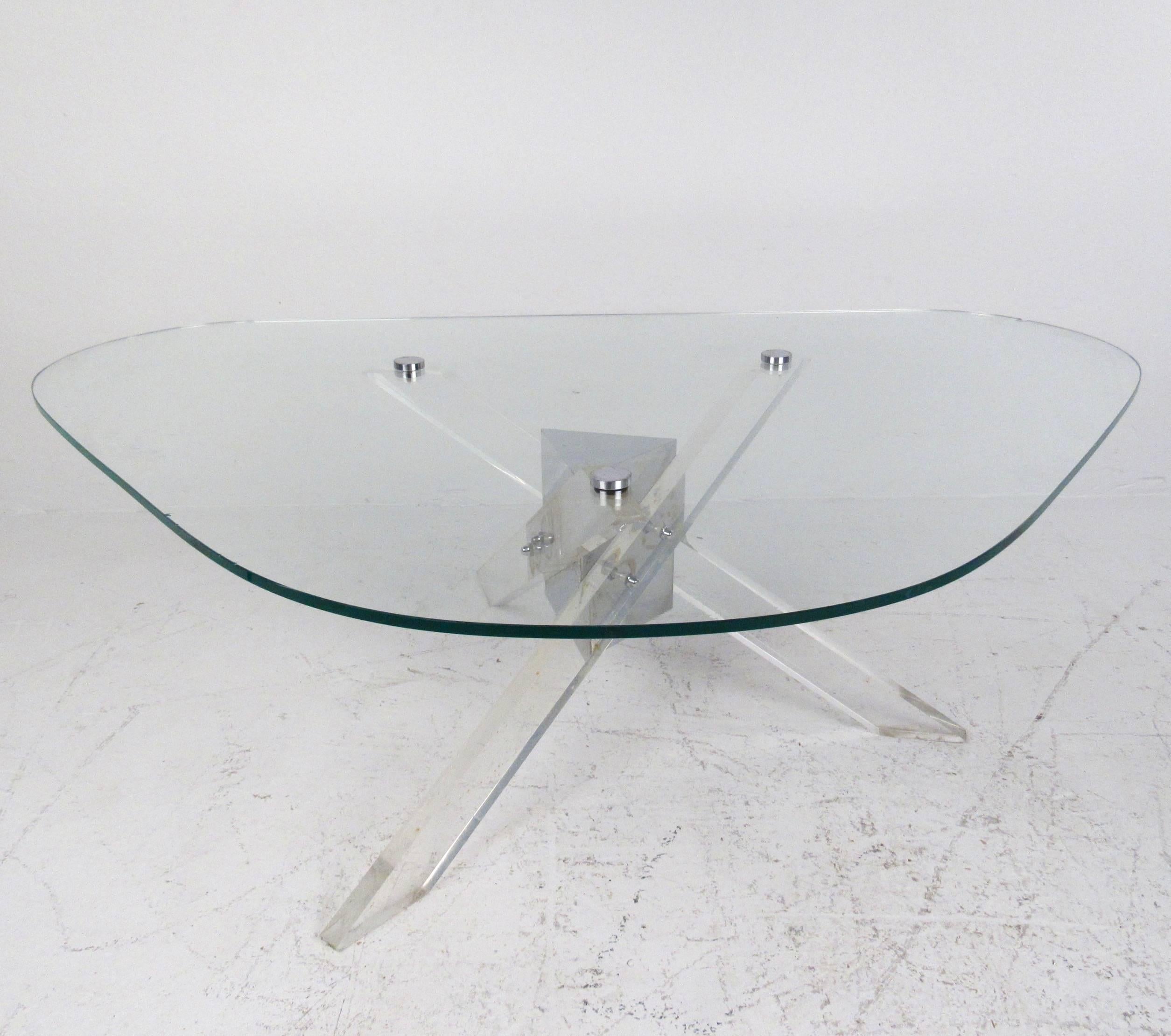 This vintage modern coffee table features a stylish amorphous glass top with jacks-like Lucite base. The sculptural qualities of this Mid-Century cocktail table make this an impressive addition to any interior. Please confirm item location (NY or