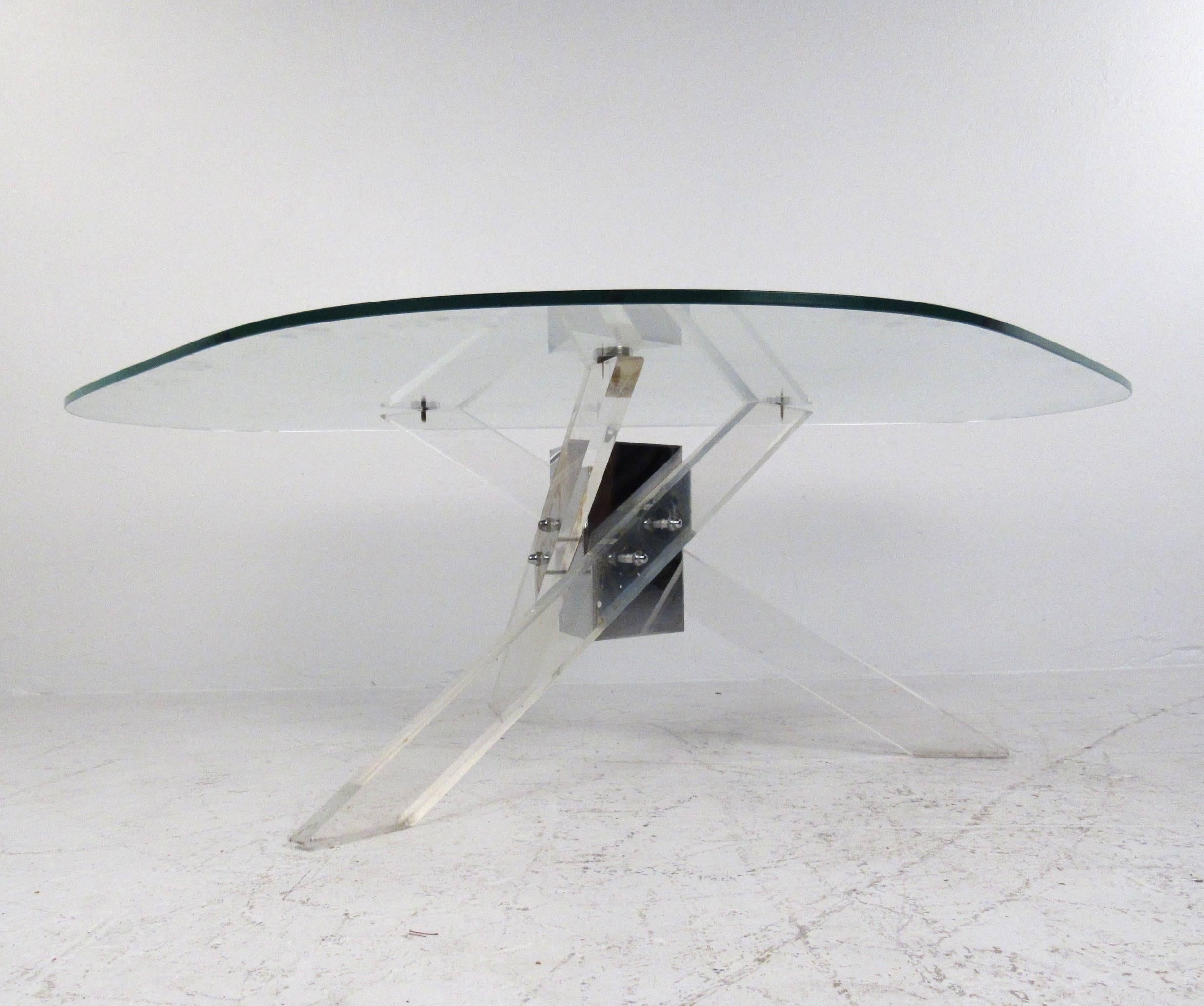 Mid-Century Modern Table basse du milieu du siècle en lucite et chrome en vente