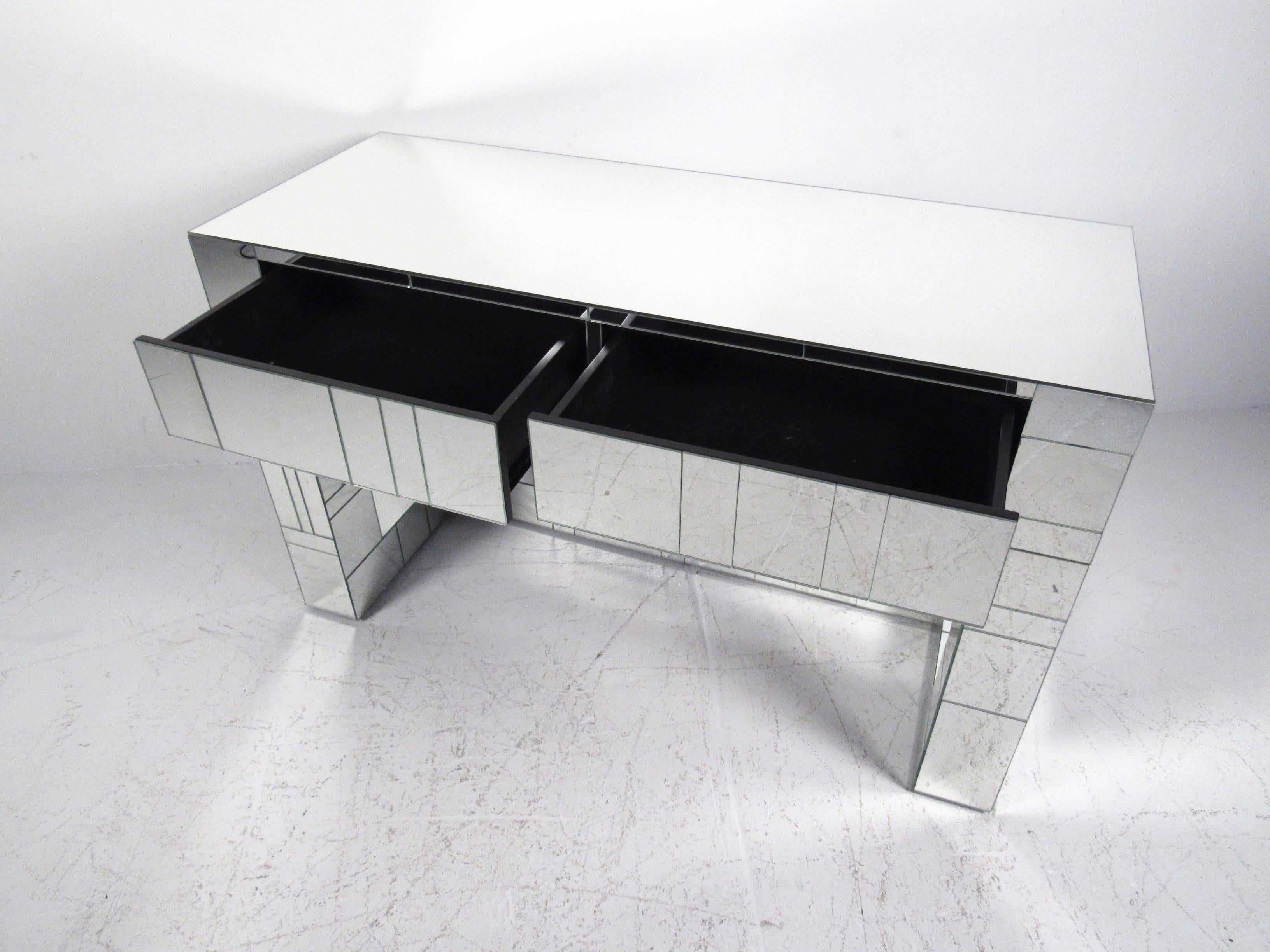 Modern Mirrored Console Table In Good Condition In Brooklyn, NY