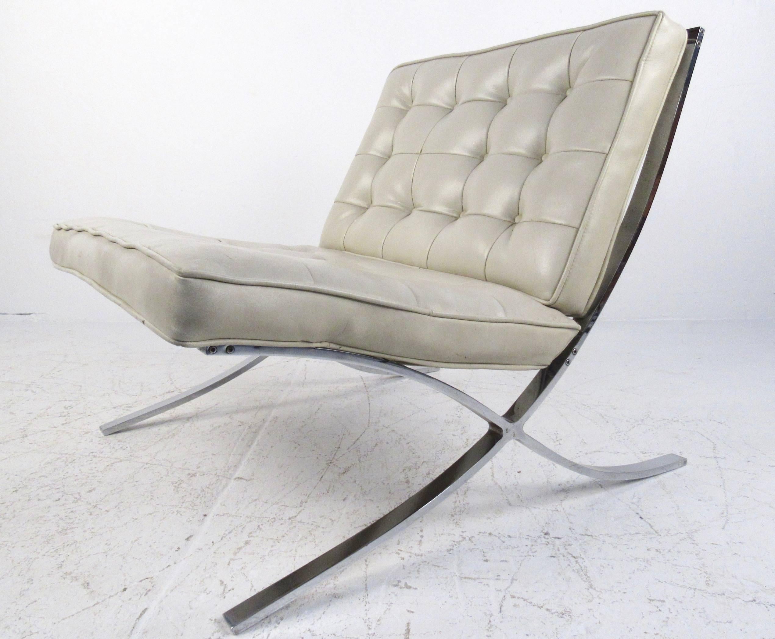 Pair of Mid-Century Modern Barcelona Style Lounge Chairs In Good Condition For Sale In Brooklyn, NY