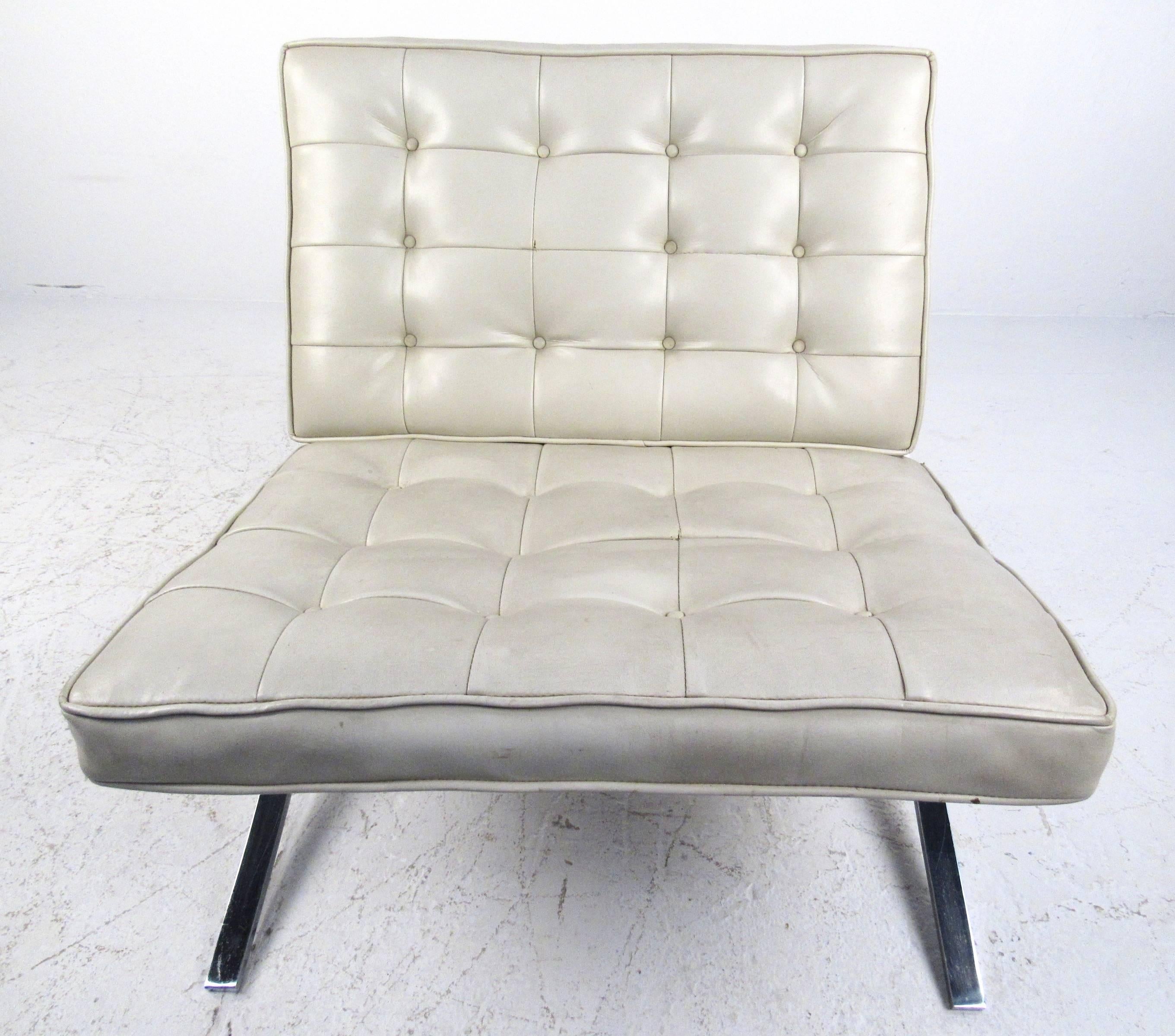 20th Century Pair of Mid-Century Modern Barcelona Style Lounge Chairs For Sale