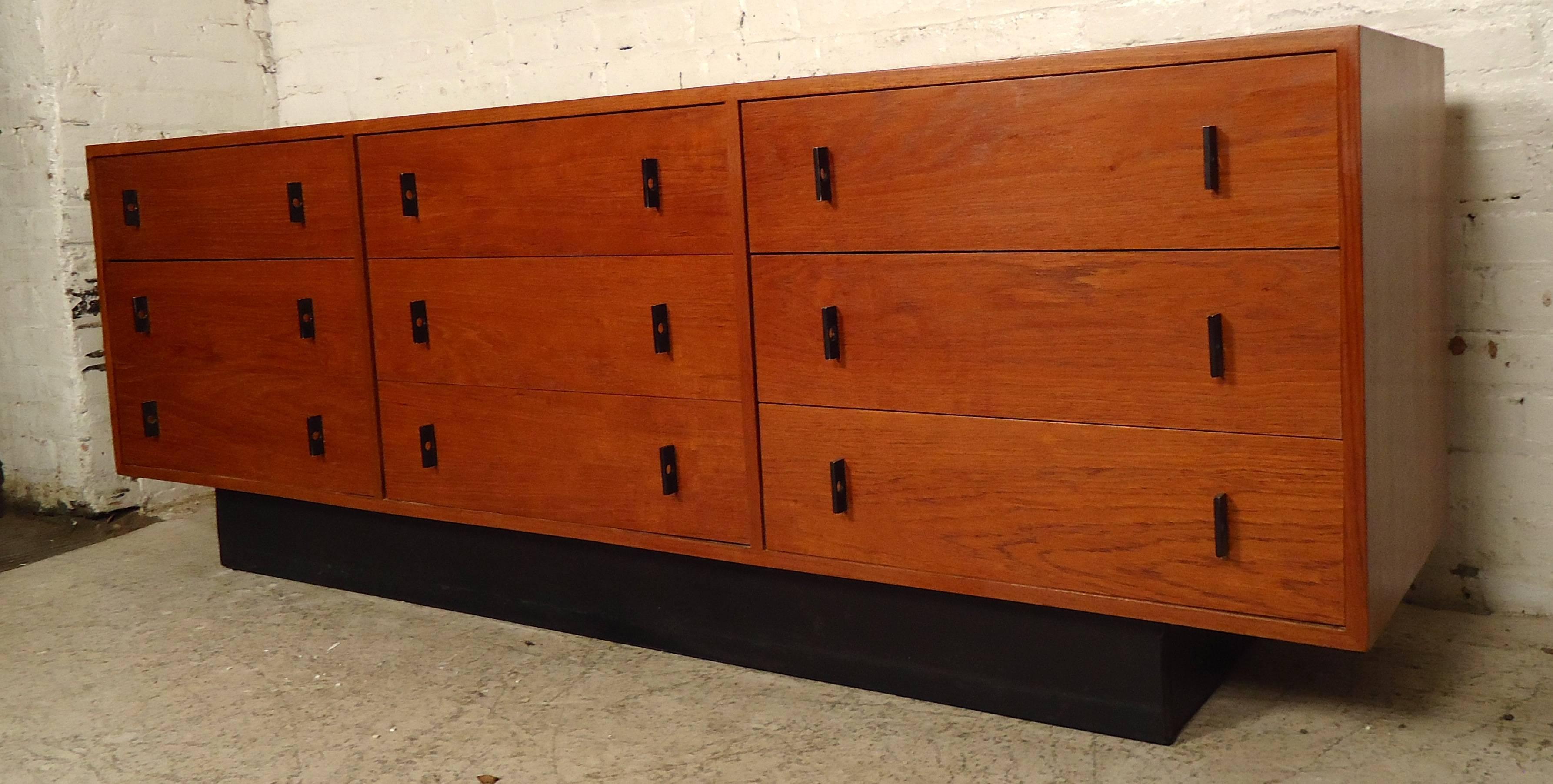 Long Mid-Century Modern Dresser In Good Condition In Brooklyn, NY