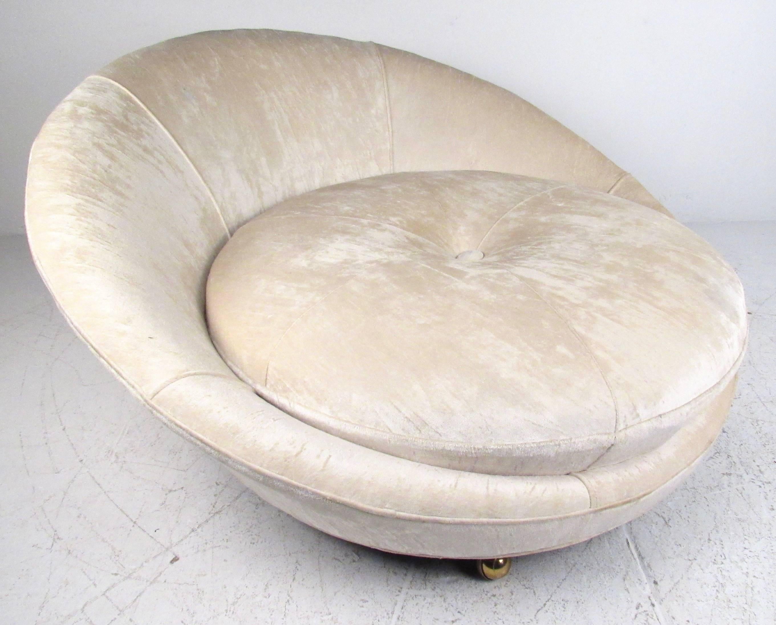 This large disc shaped lounge chair features plush tufted velvet upholstery, the perfect covering for this modernistic Milo Baughman designed chair. Oversized seat makes for a comfortable addition to any seating area and features brass casters for