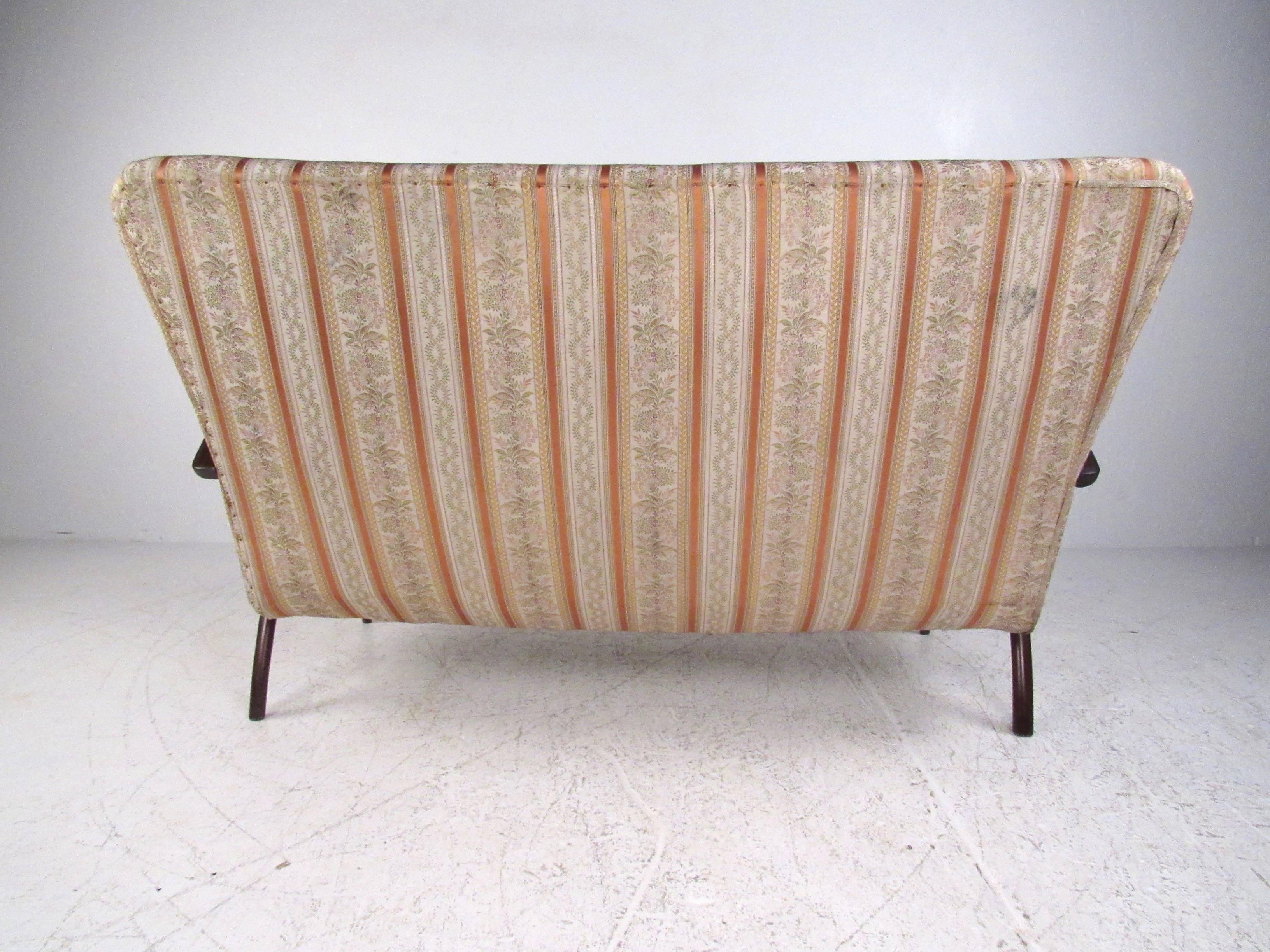 Italienisches modernes italienisches zweisitziges Sofa, ca. 1950er Jahre im Zustand „Gut“ im Angebot in Brooklyn, NY