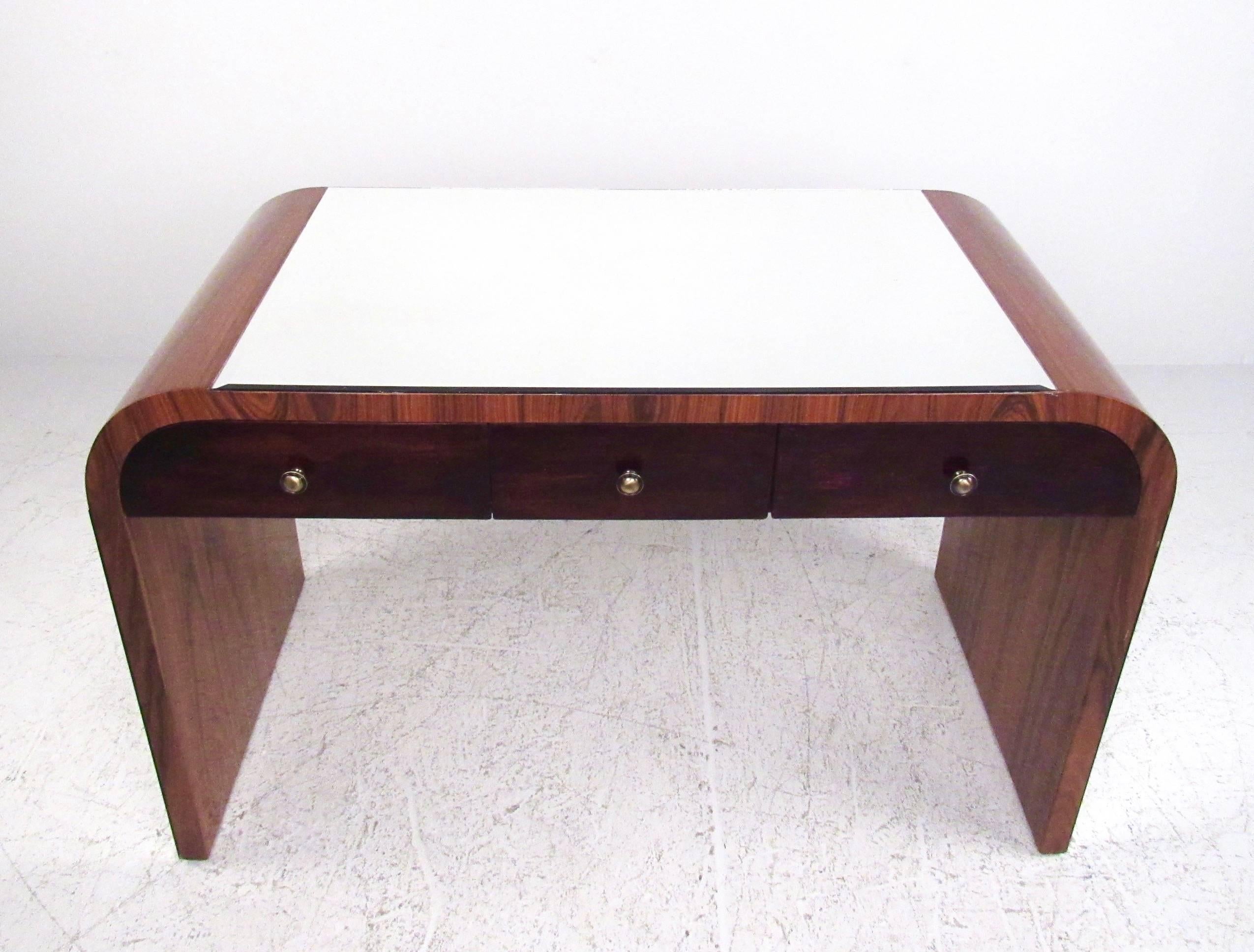 Italian Modern Writing Desk in Rosewood In Good Condition In Brooklyn, NY