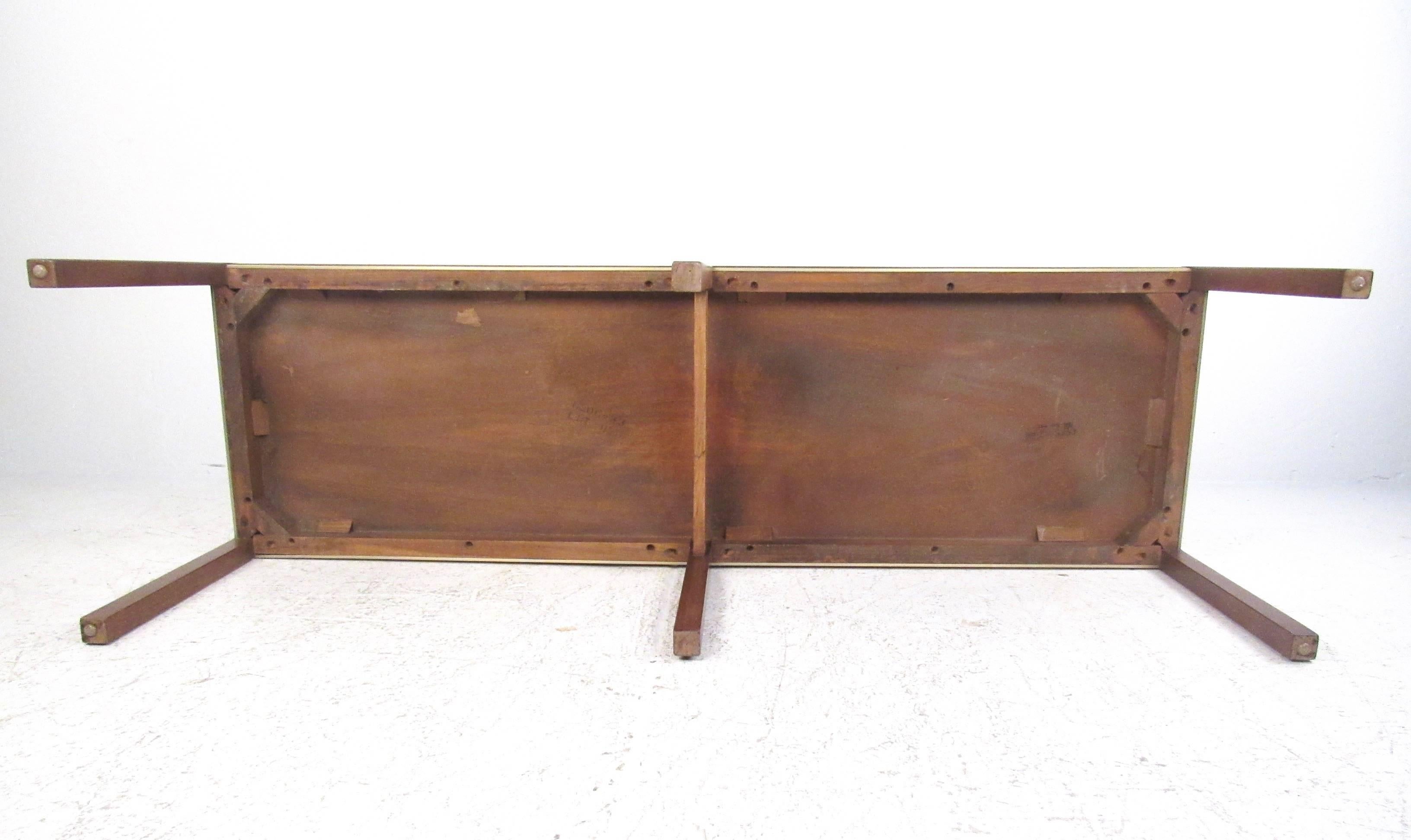Mid-Century Modern Coffee Table in the Style of Edward Wormley In Good Condition For Sale In Brooklyn, NY