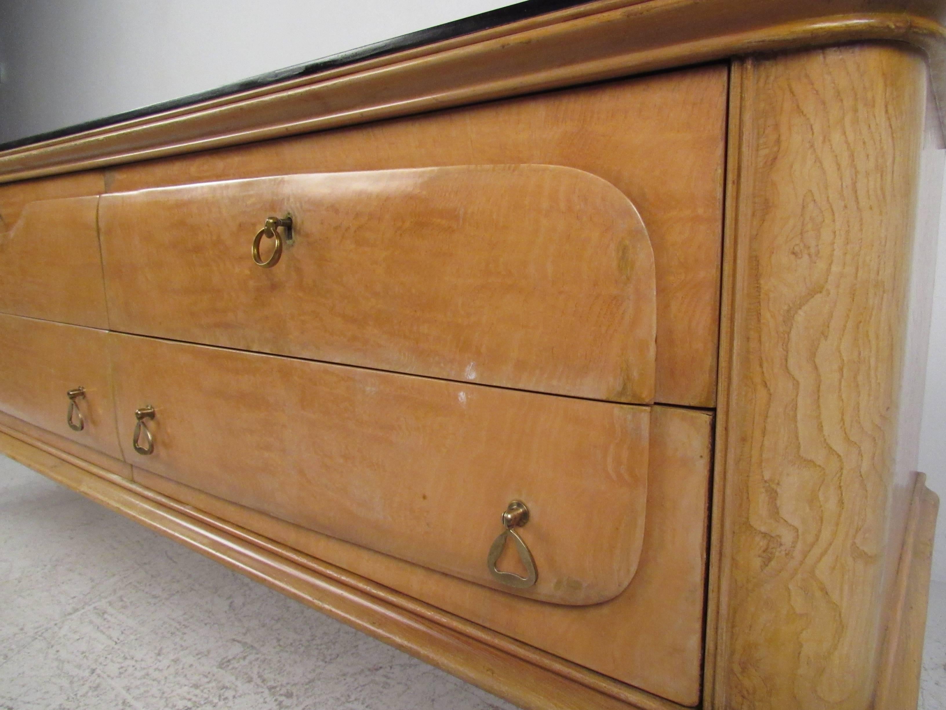  Italian Modern Dresser in the Style of Gio Ponti In Good Condition In Brooklyn, NY