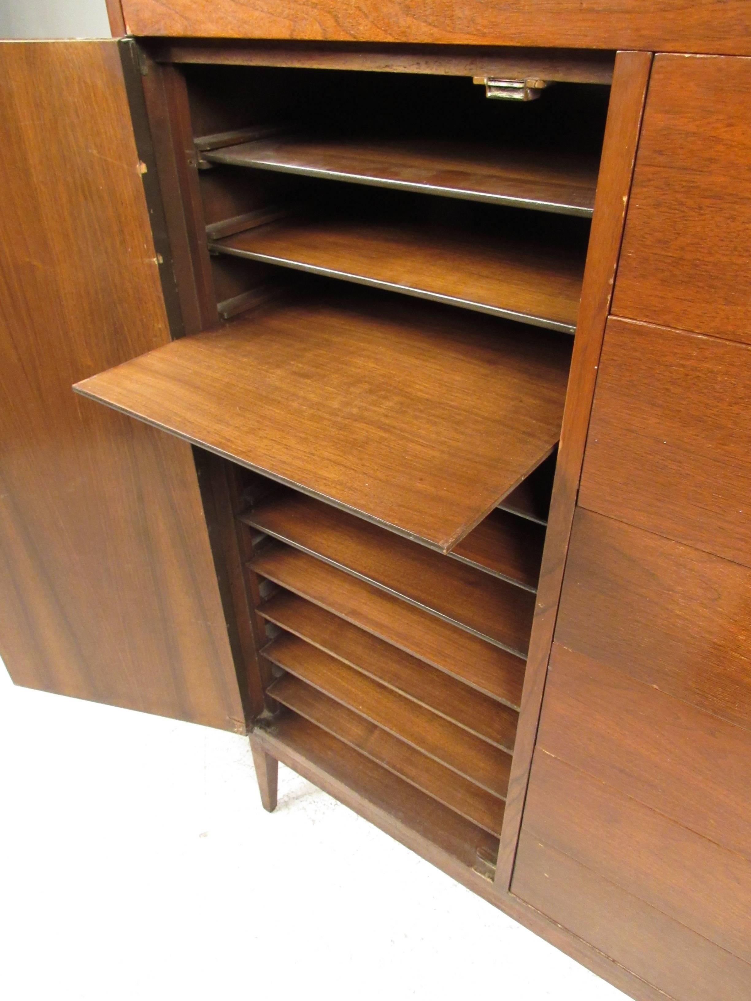 Mid-Century Highboy Dresser in the Style of Paul McCobb In Good Condition In Brooklyn, NY
