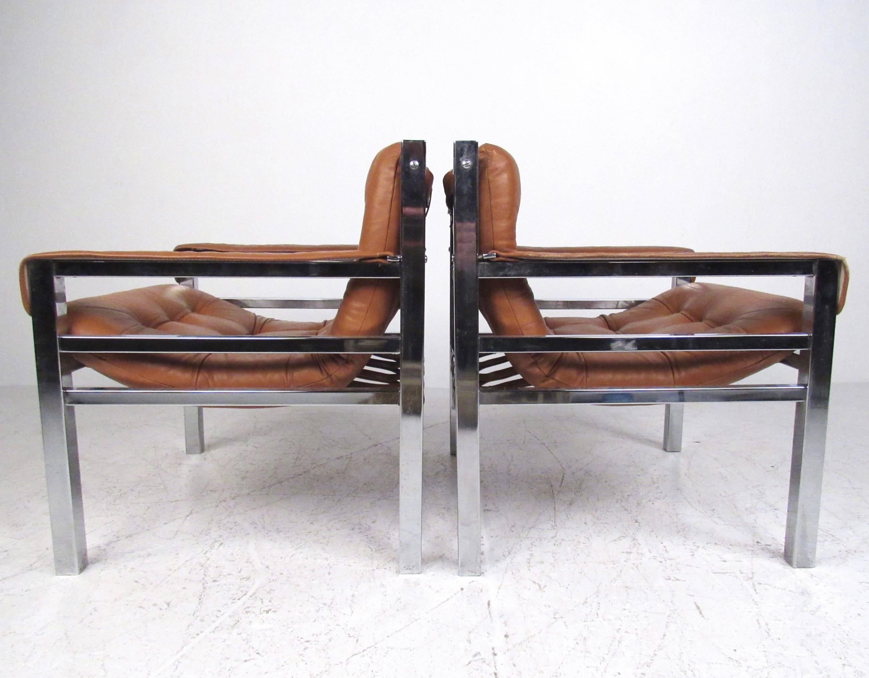 Pair of Mid-Century Modern Leather and Chrome Lounge Chairs In Good Condition In Brooklyn, NY