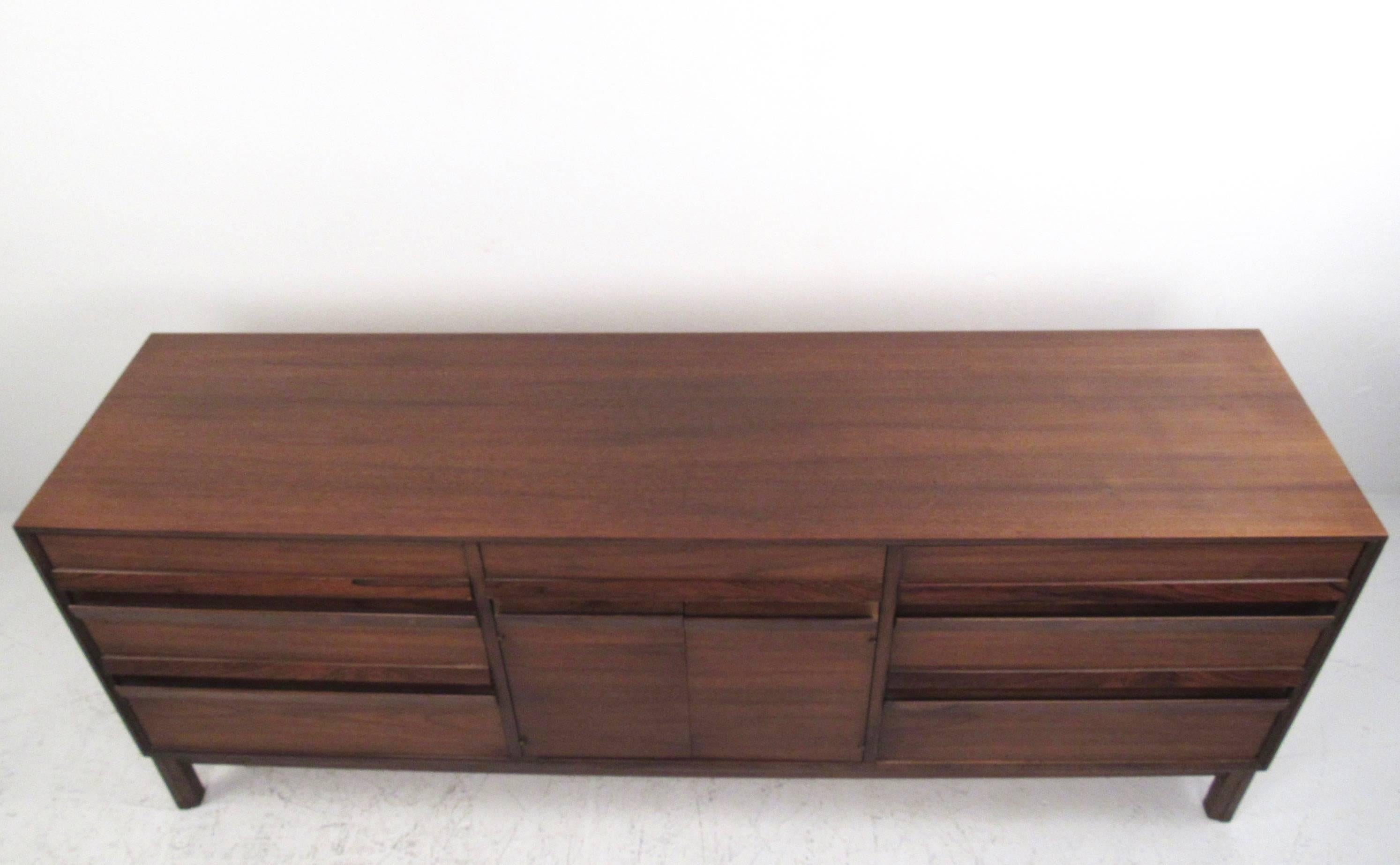 Stylish Mid-Century Modern Walnut and Rosewood Dresser In Good Condition In Brooklyn, NY