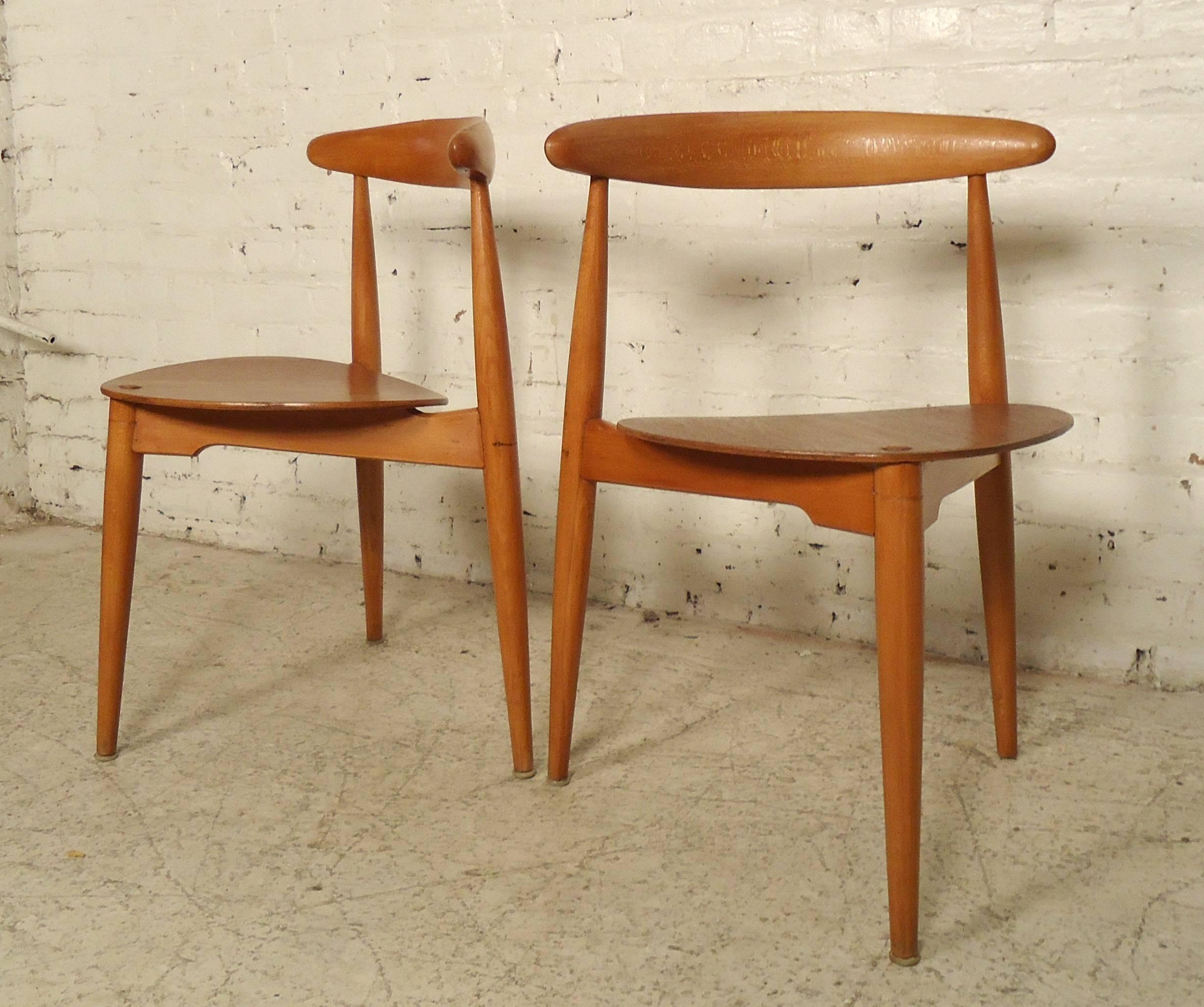 Beautiful set of three leg chairs features a solid frame, handcrafted back and seat on sturdy legs. Hans Wegner / Fritz Hansen styled chairs.

Please confirm item location (NY or NJ).