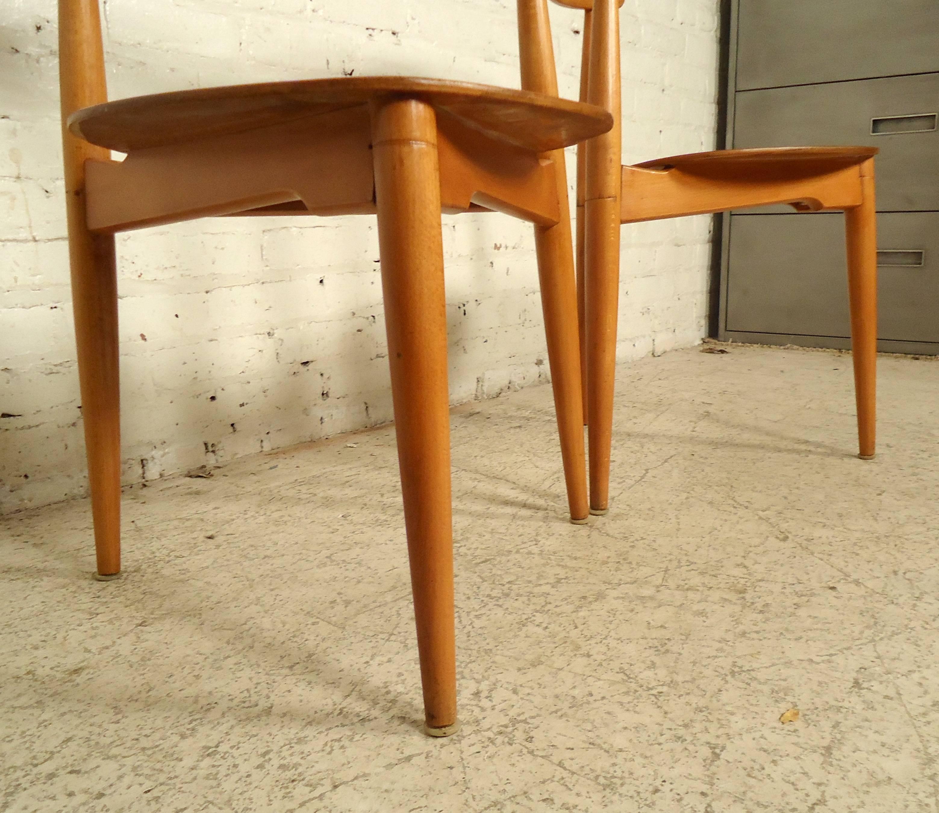 Set of Four Mid-Century Modern Chairs 3