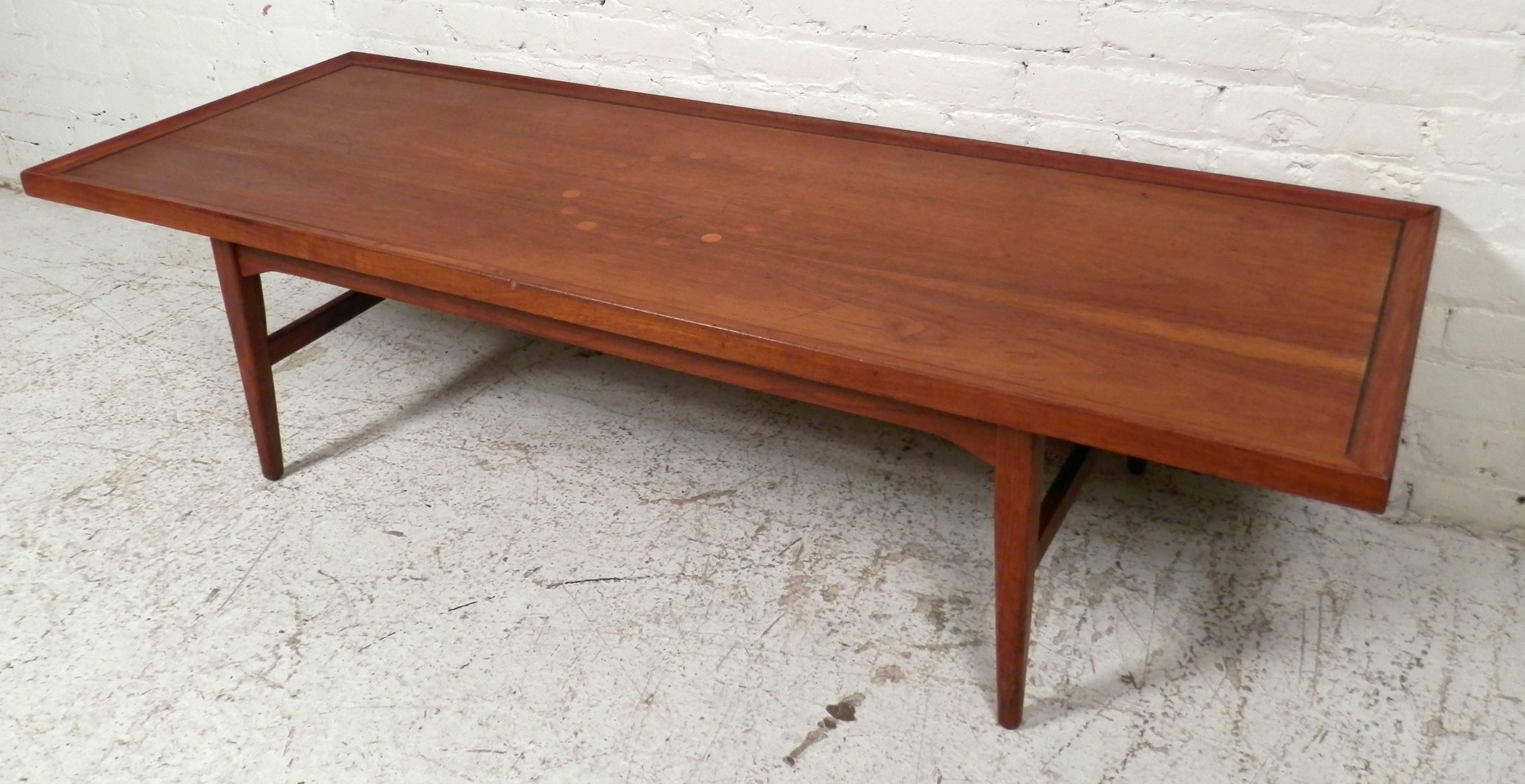 Unique coffee table by Kipp Stewart for Drexel with walnut grain and beautiful circular rosewood inlay design. Slight raised edge with ebony band, tapered legs and sturdy design.

(Please confirm item location NY or NJ with dealer).
    