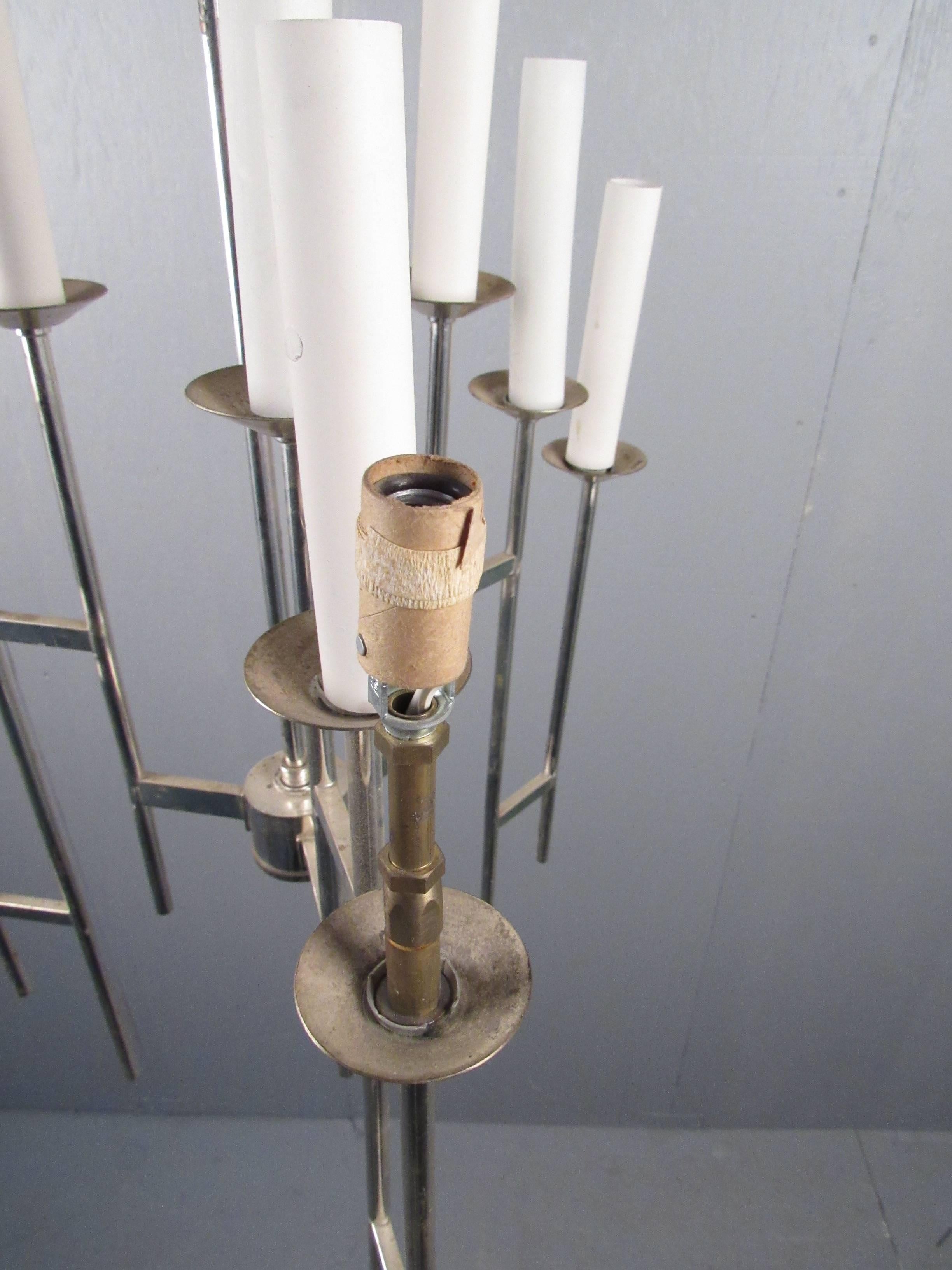 Araña de estilo candelabro moderno de mediados de siglo Metal en venta