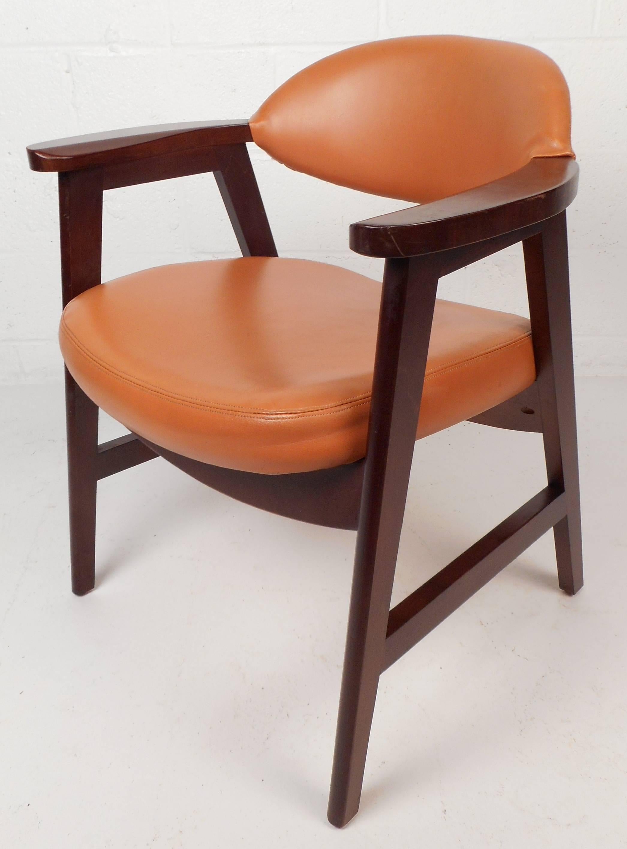 Mid-Century Modern Ensemble de chaises de salle à manger en vinyle de style mi-siècle moderne en vente