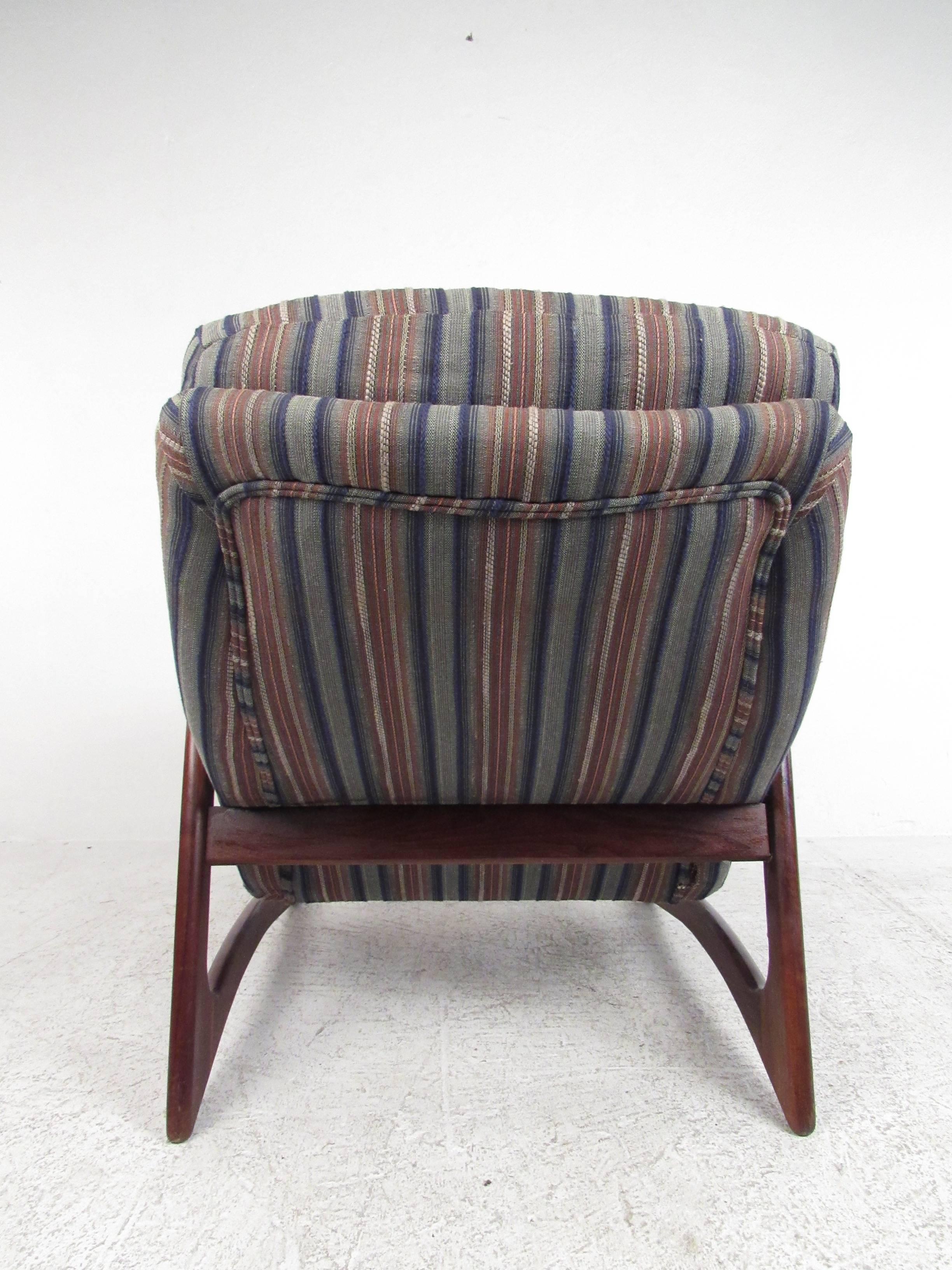 Mid-Century Modern Sculpted Walnut Lounge Chair in the Style of Adrian Pearsall In Good Condition In Brooklyn, NY