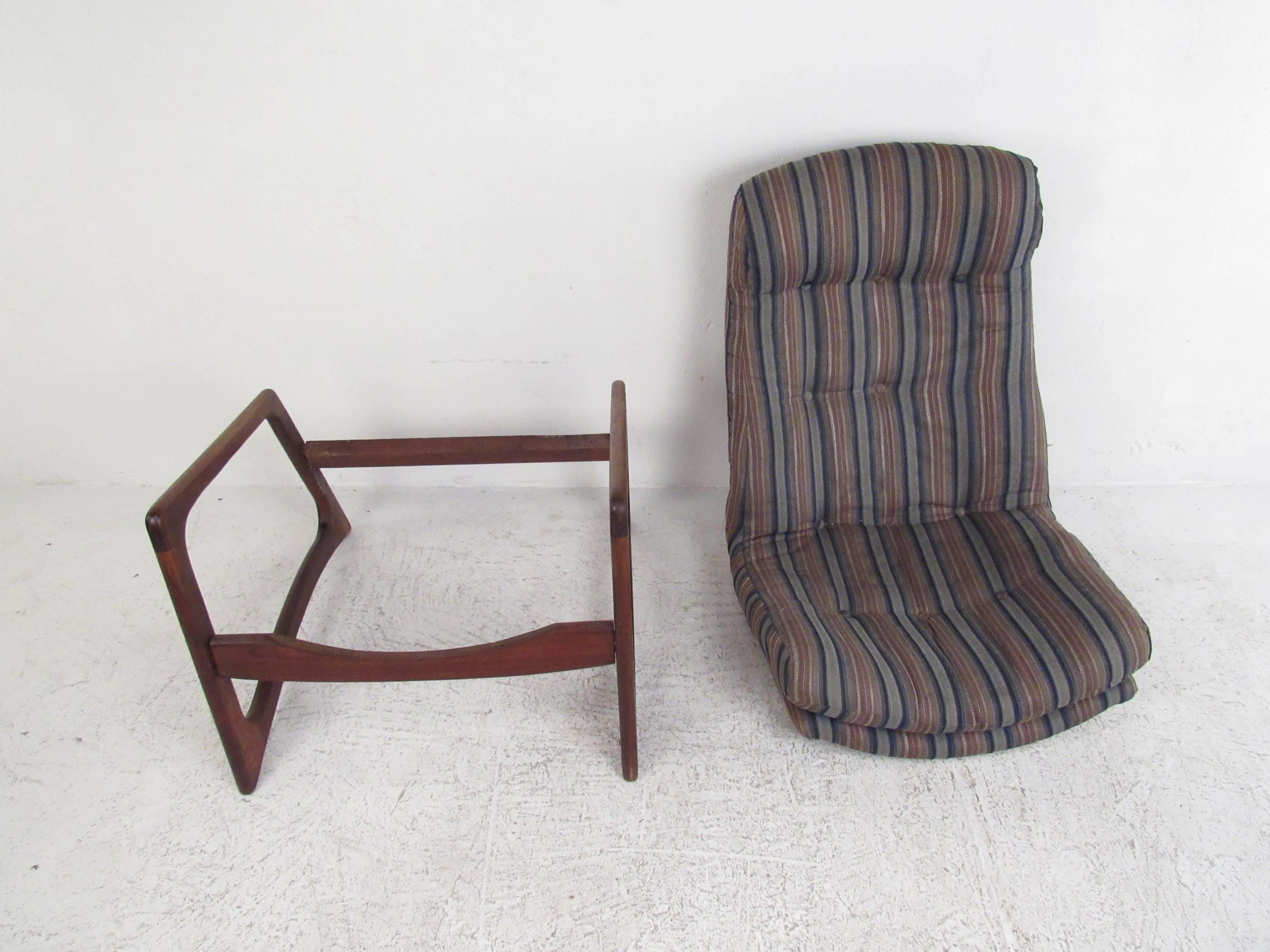 Mid-20th Century Mid-Century Modern Sculpted Walnut Lounge Chair in the Style of Adrian Pearsall