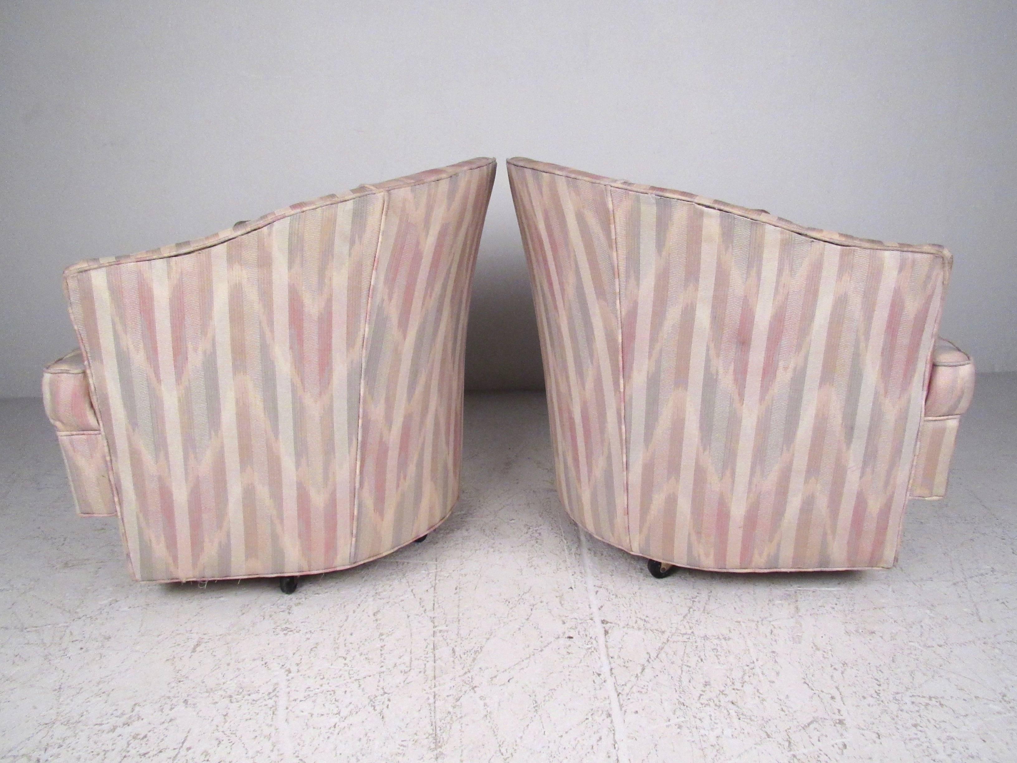 Pair of Mid-Century Modern Lounge Chairs by John Stuart Inc In Good Condition In Brooklyn, NY