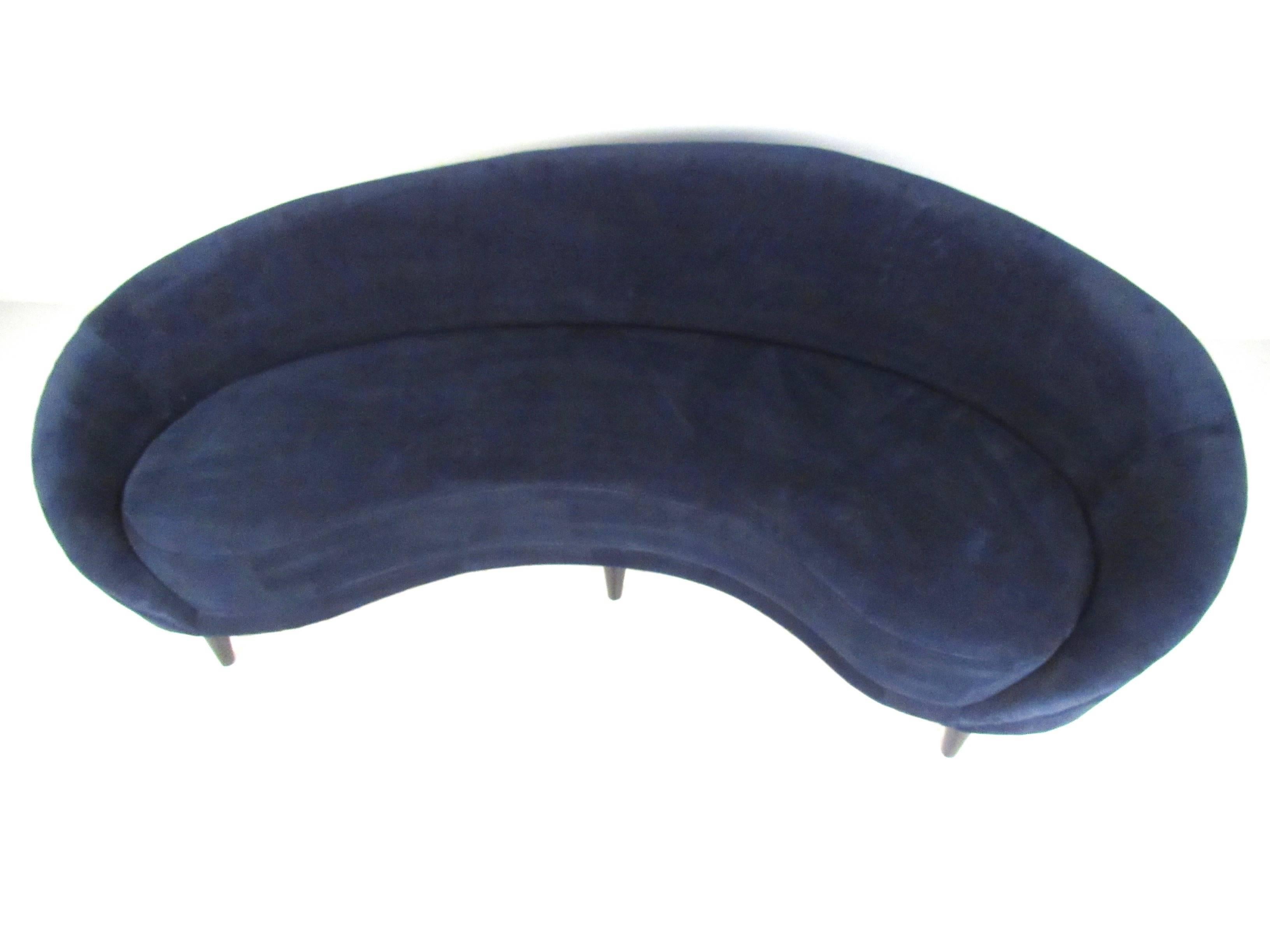 Italian Modern Sculptural Sofa in the Style of Federico Munari In Good Condition In Brooklyn, NY