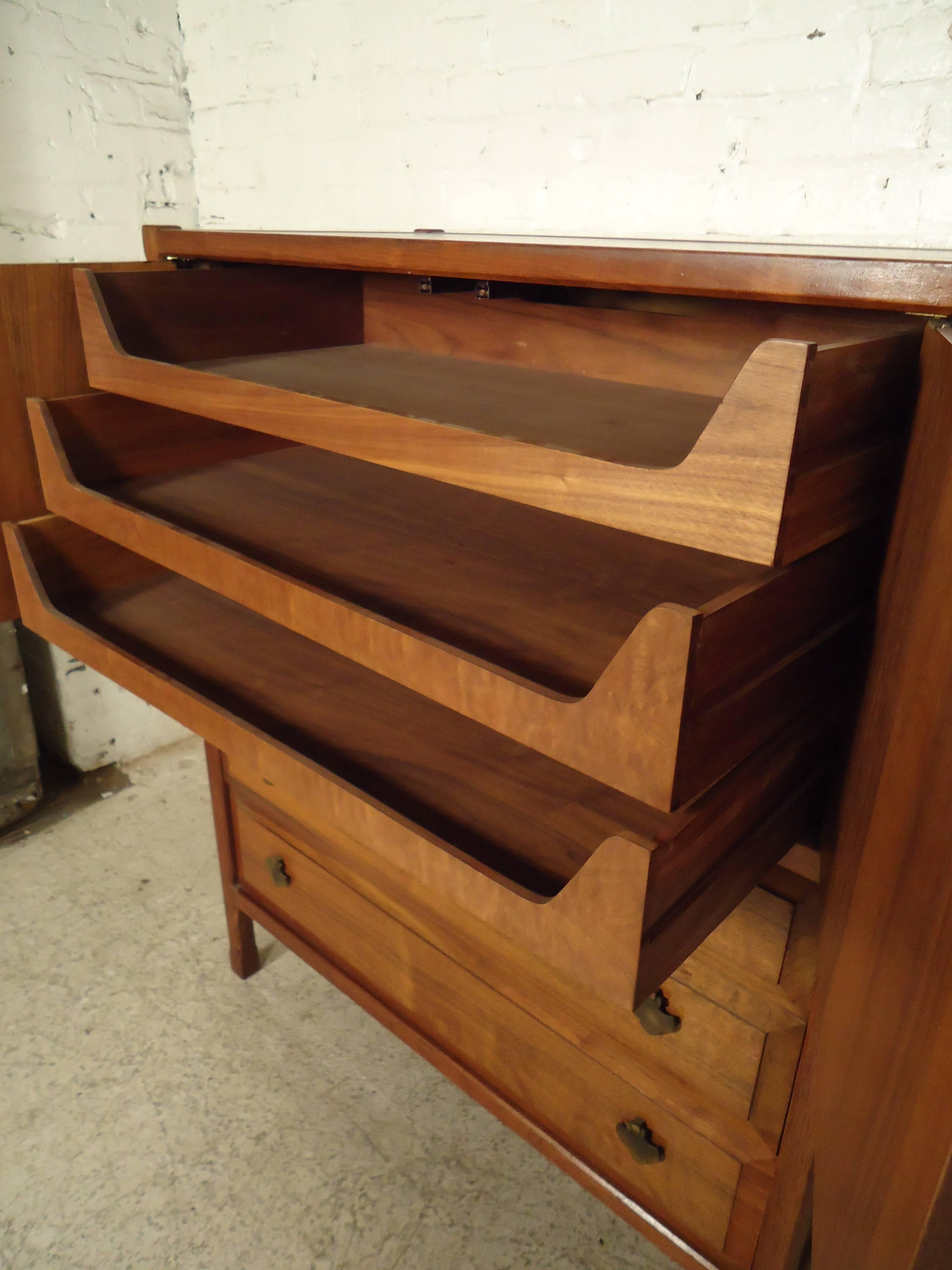 Handsome dresser by Widdicomb with walnut grain, six total drawers, brass spade handles. Back has a finished wood panel.

(Please confirm item location-NY or NJ-with dealer).
     