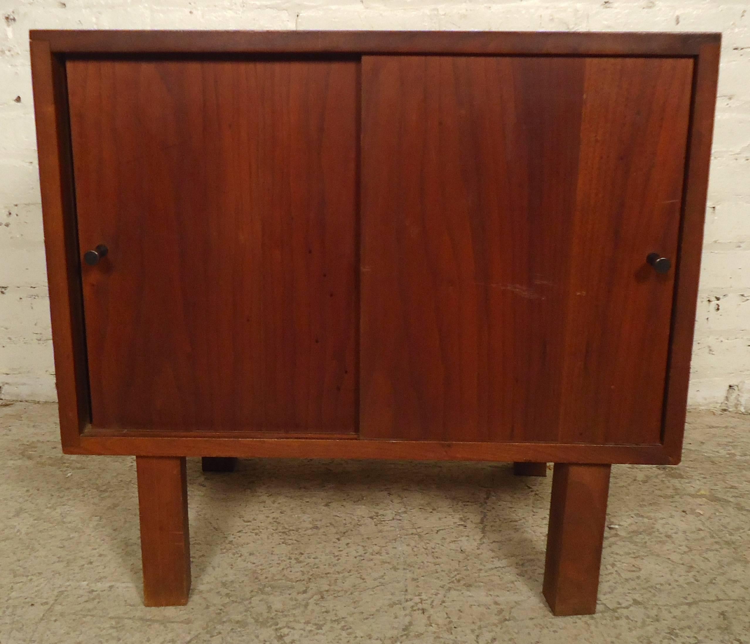 Single Mid-Century Modern Nightstand In Good Condition In Brooklyn, NY