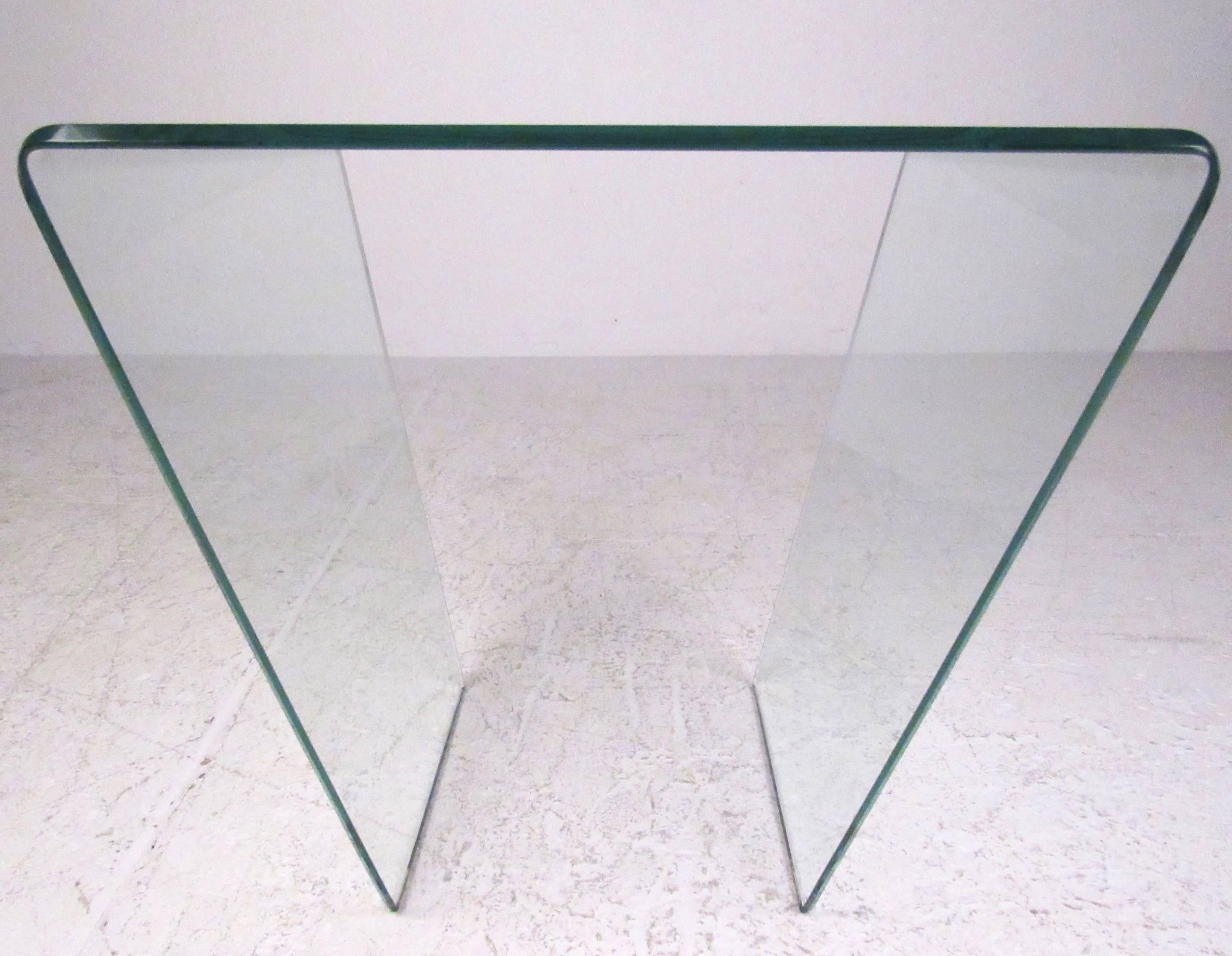 This unique curved glass end table features beveled edges and a uniquely angular design, somewhat similar to the iconic waterfall tables designed by Angelo Cortesi for Fiam. Stylish yet simple addition to any interior, please confirm item location