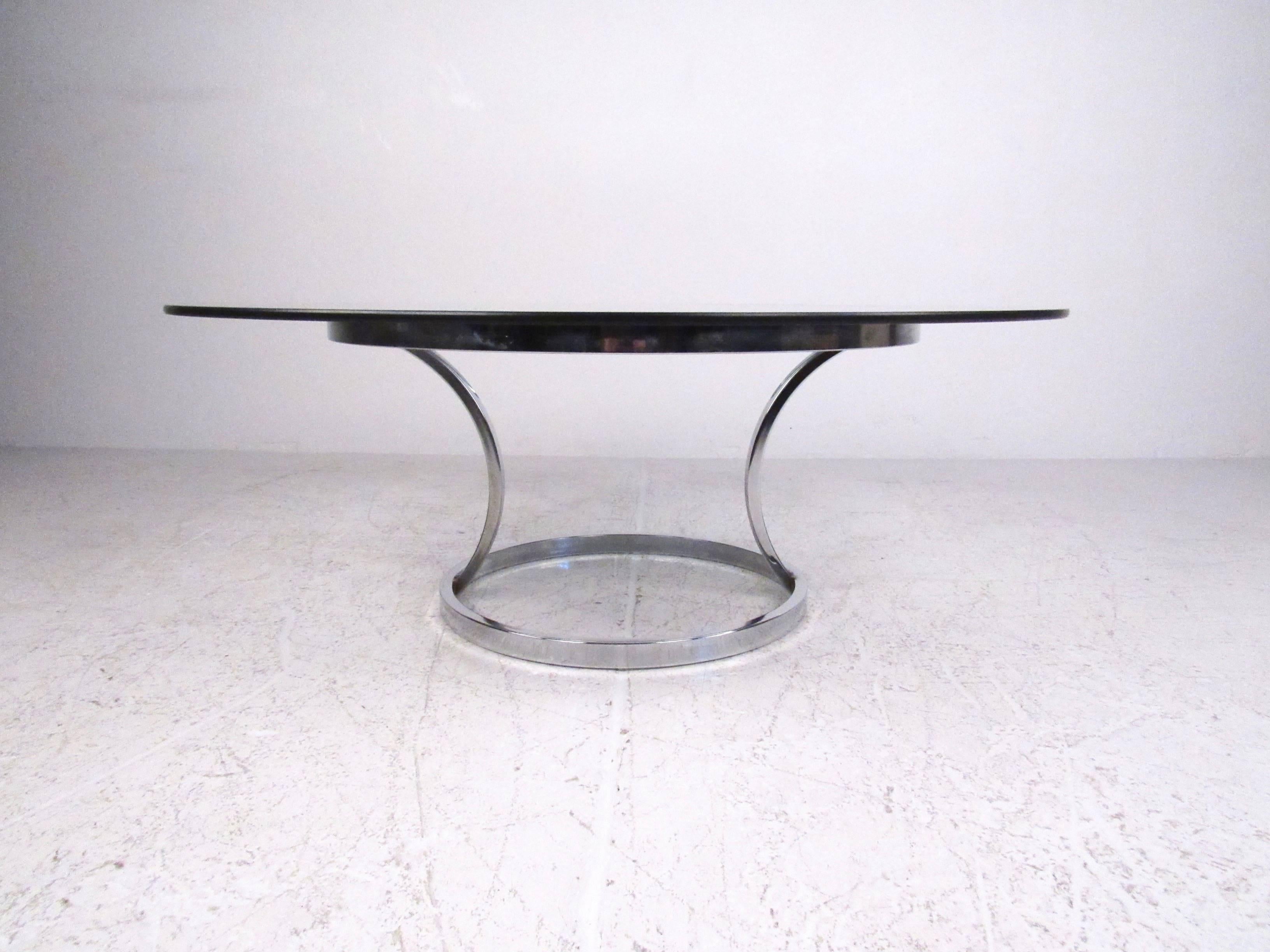 Mid-Century Modern Chrome and Glass Circular Coffee Table In Good Condition In Brooklyn, NY