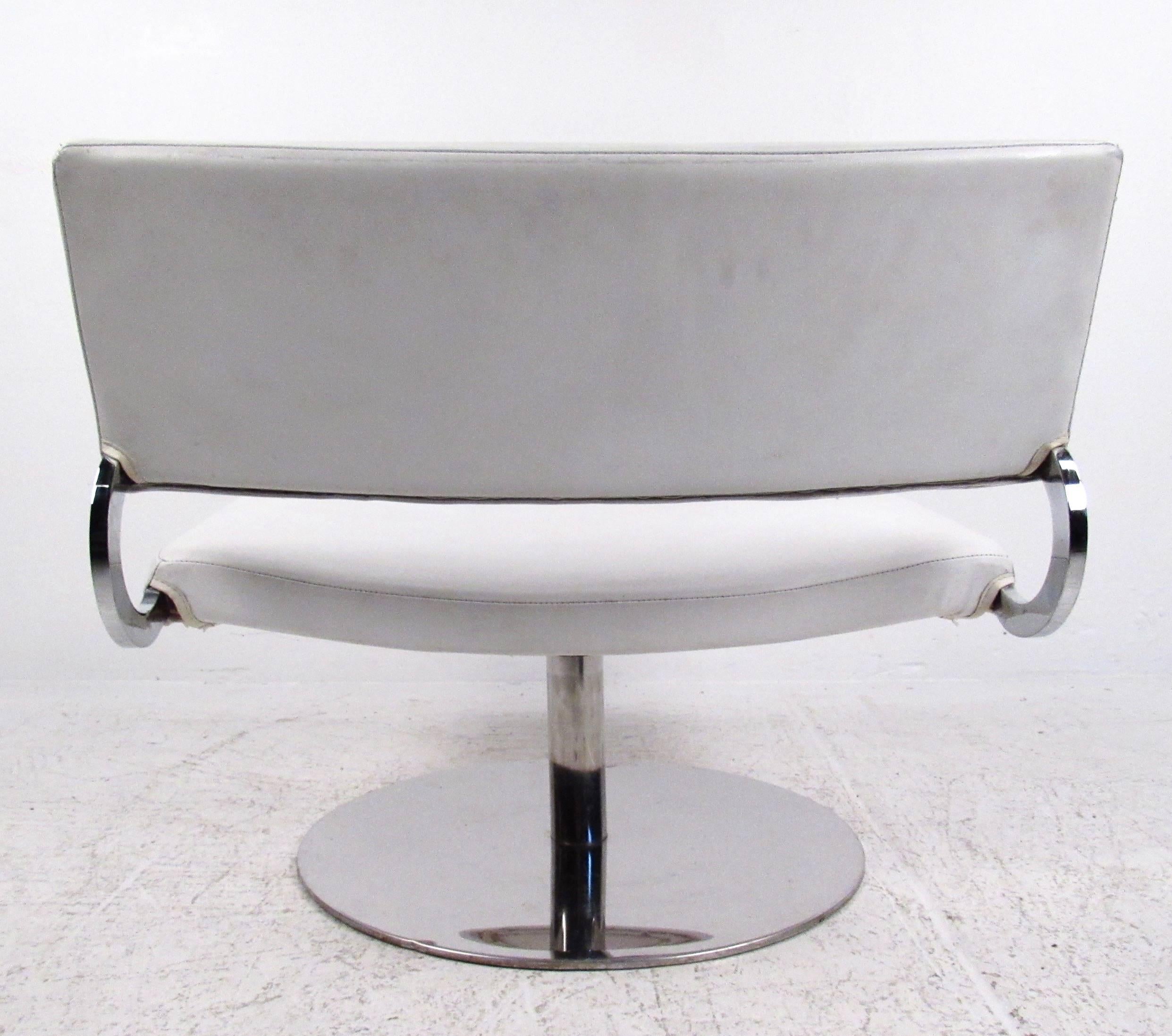 Modern Swivel Lounge Chair For Sale 1