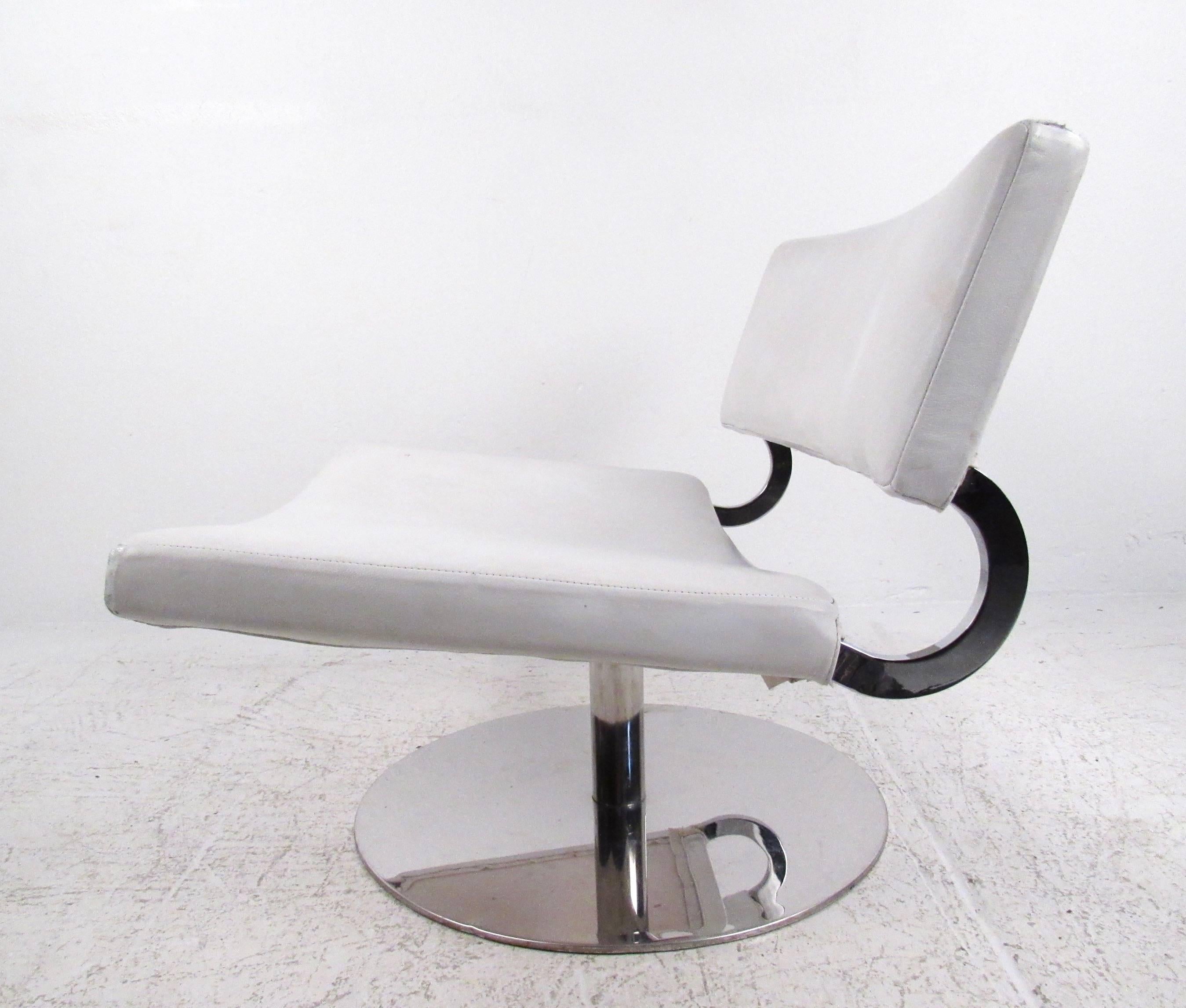 Modern Swivel Lounge Chair In Good Condition For Sale In Brooklyn, NY