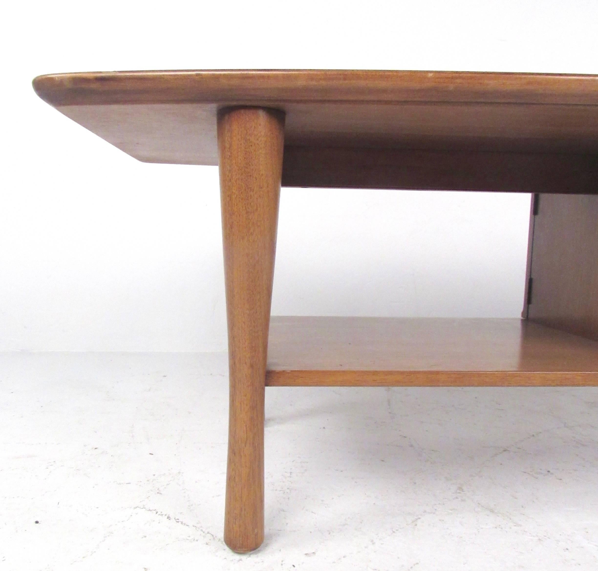Long Mid-Century Coffee Table by Henredon In Good Condition In Brooklyn, NY