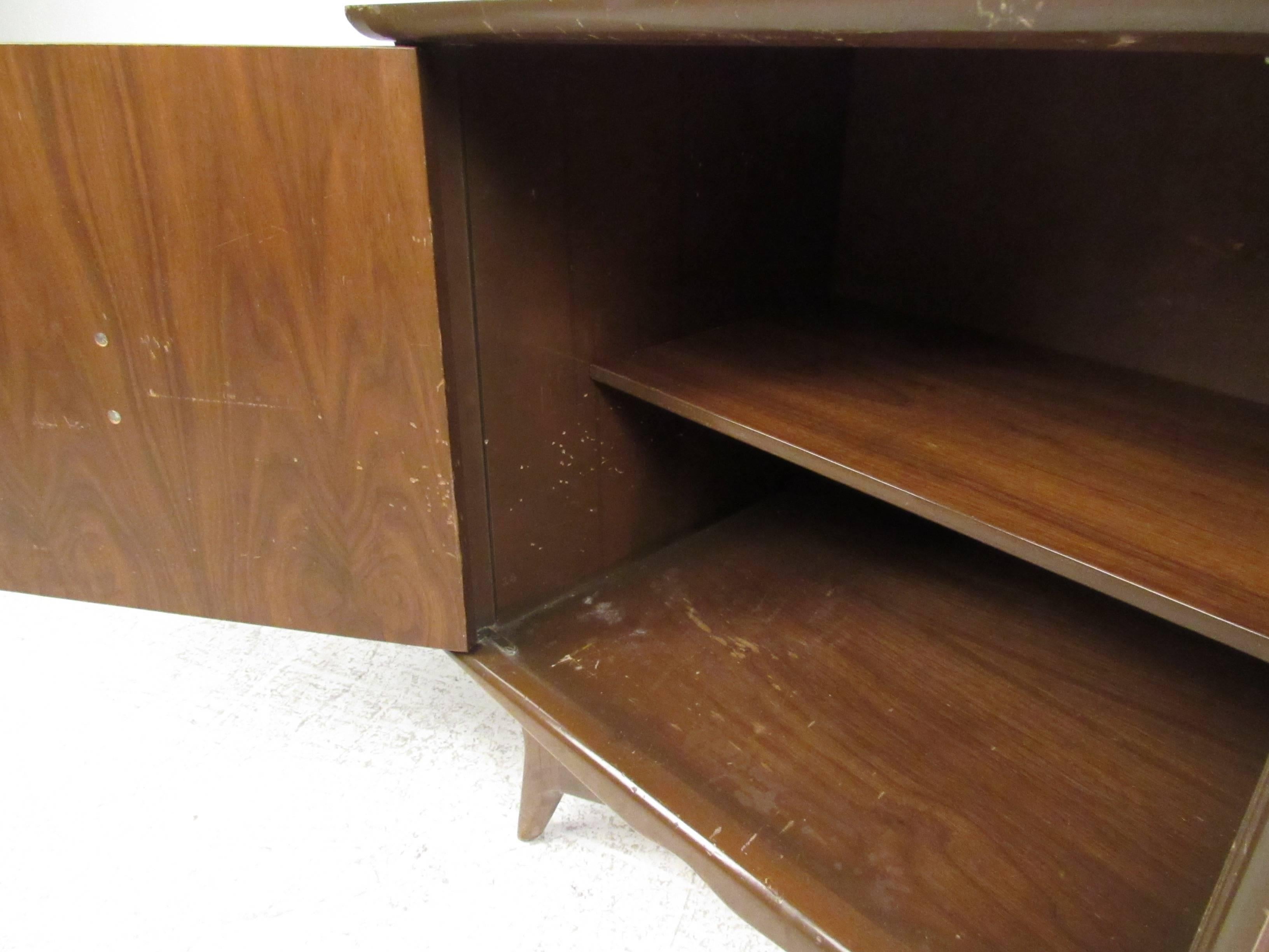 Pair of Vintage Walnut Nightstands In Good Condition For Sale In Brooklyn, NY