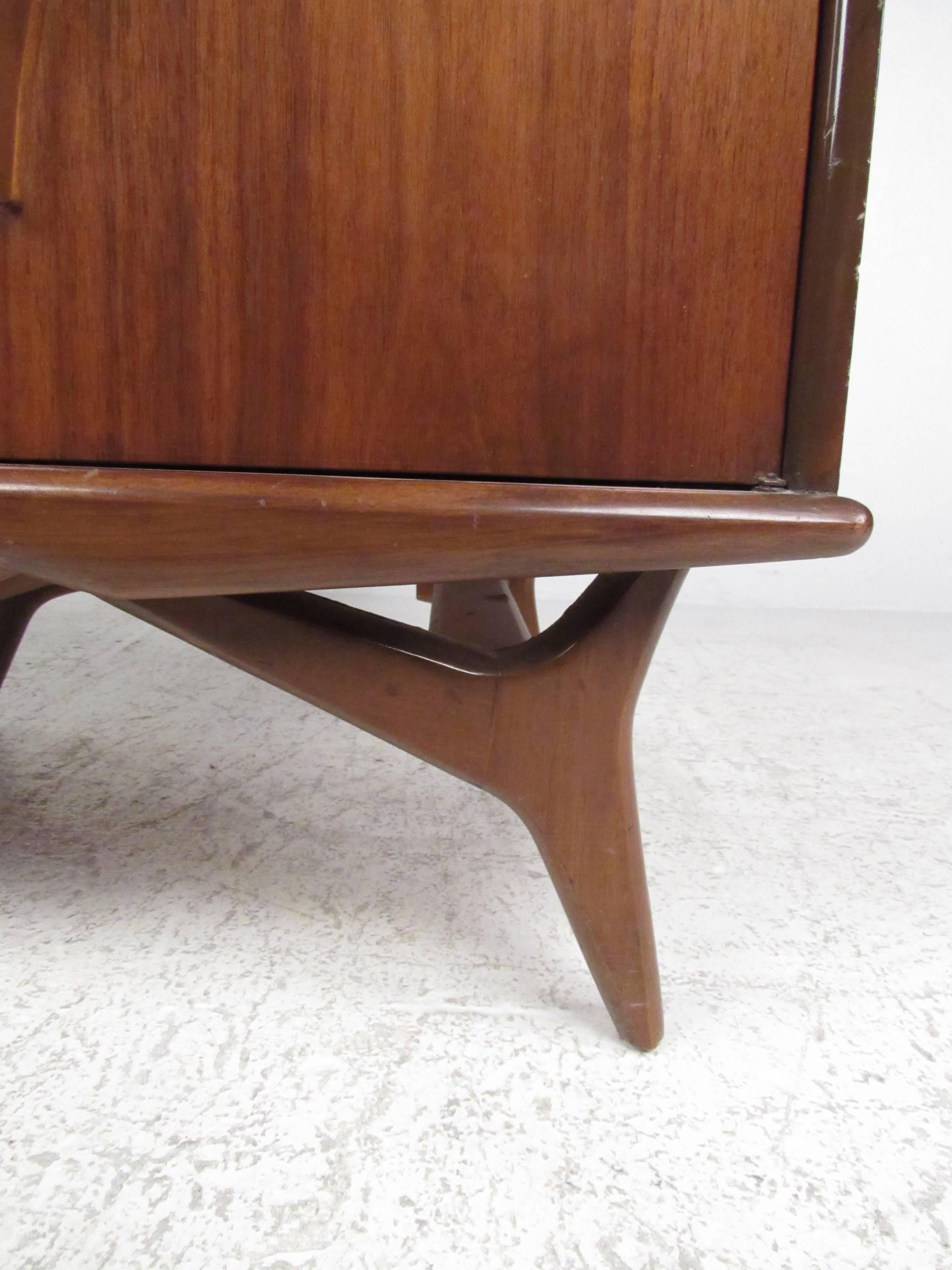 Mid-20th Century Pair of Vintage Walnut Nightstands For Sale