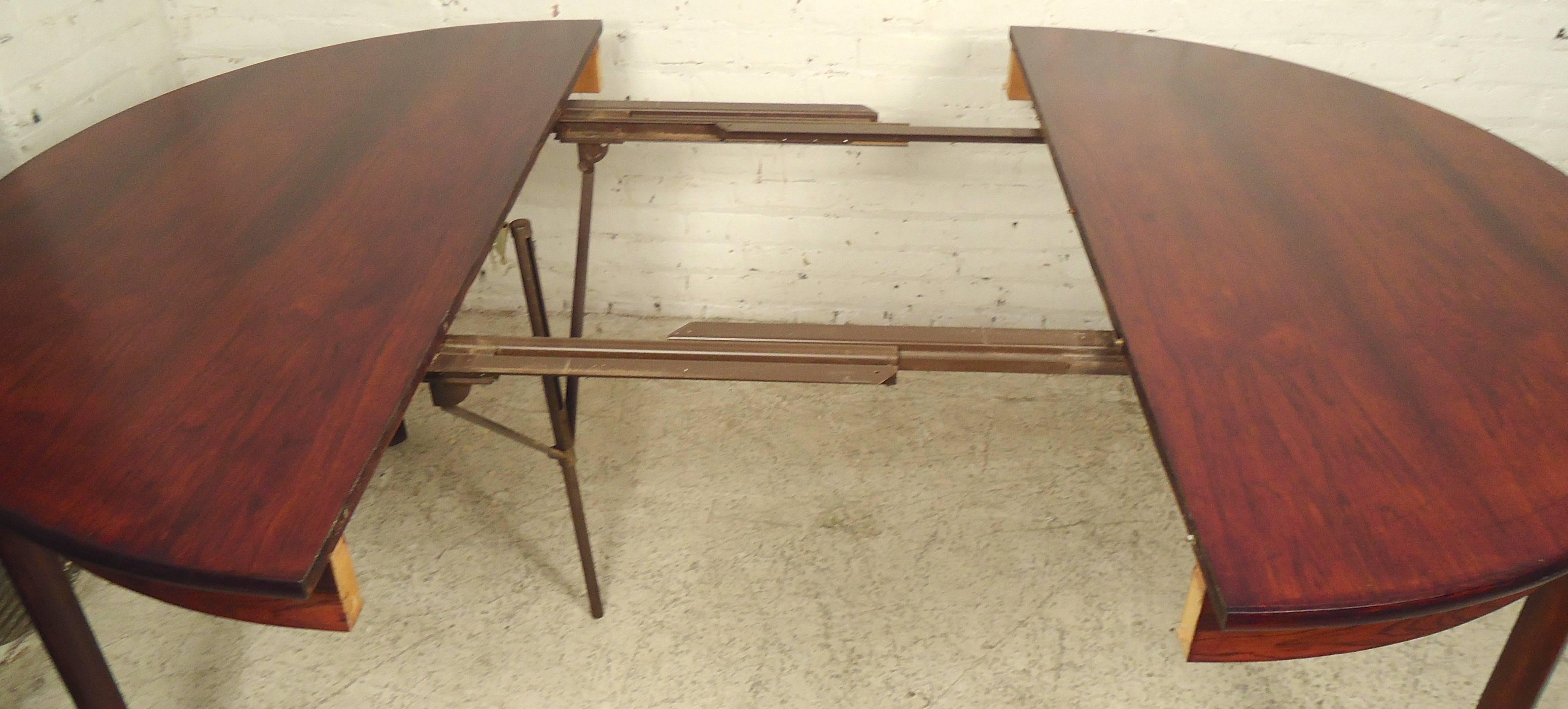 Table de salle à manger conçue par CJ Rosengaarden en riche bois de rose Bon état - En vente à Brooklyn, NY