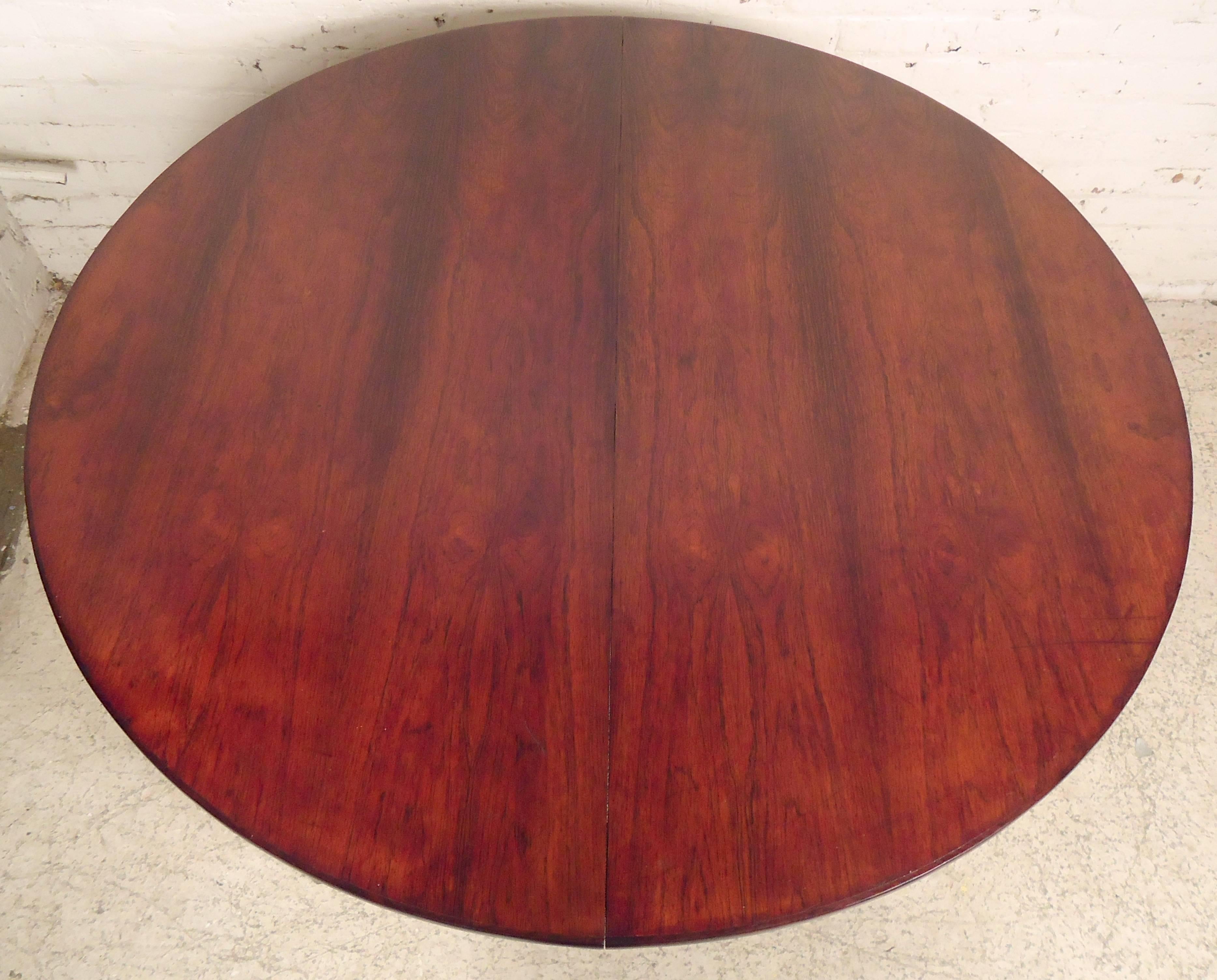 Gorgeous vintage table with great rosewood grain throughout. Table opens up to allow for leaves (30