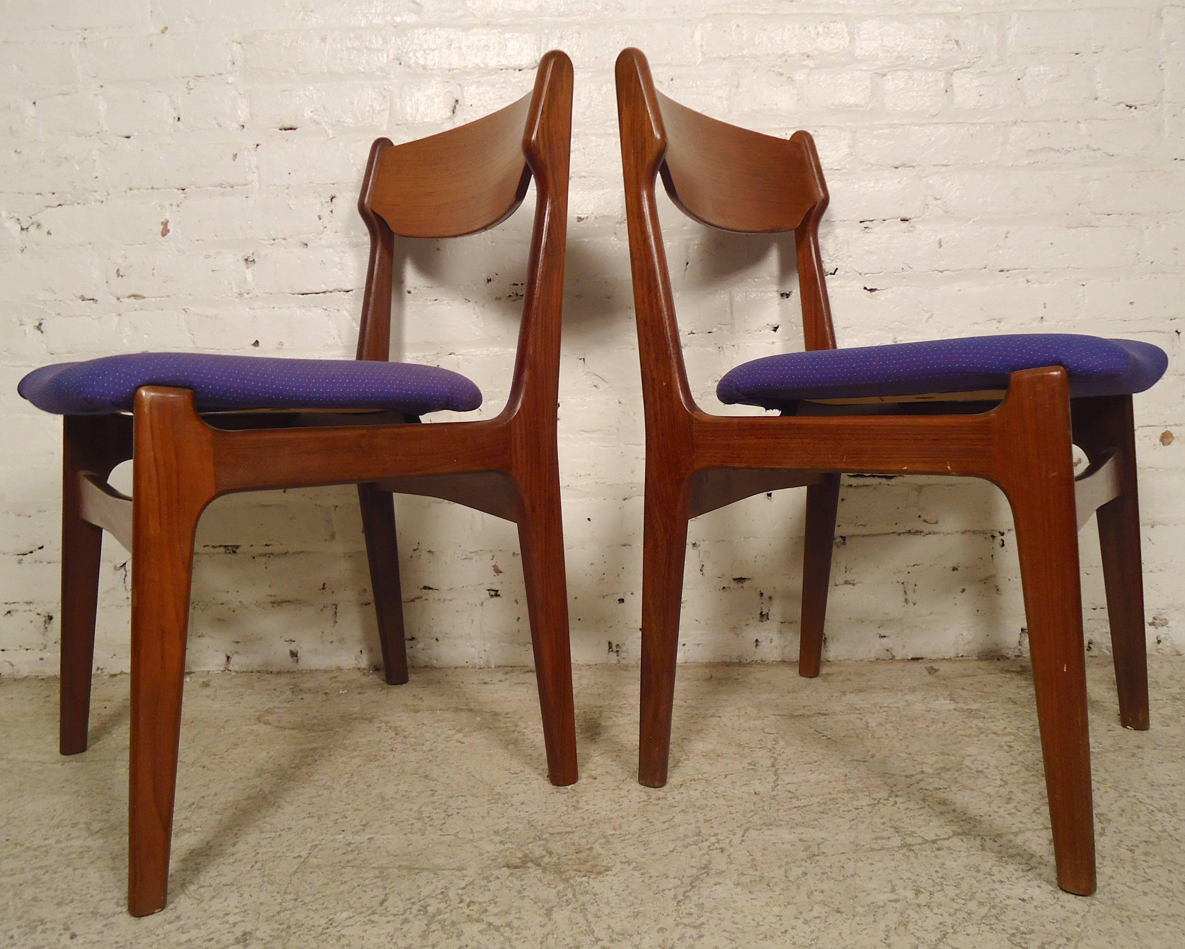 Six Mid-Century Modern teak chairs with upholstered seats and wood backs. Simple and elegant. Very easily recovered.

(Please confirm item location NY or NJ with dealer).
 