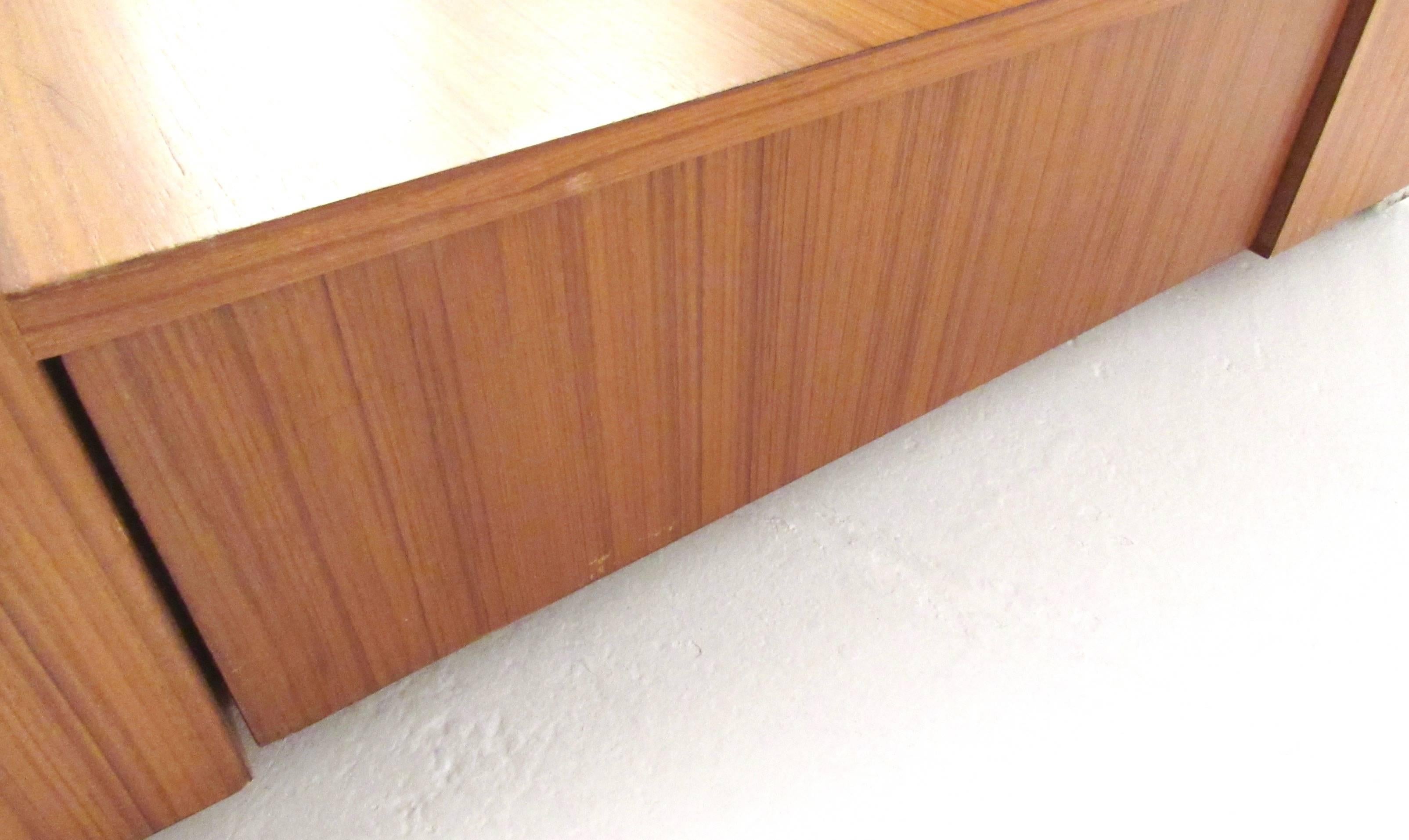 Skandinavischer moderner Couchtisch aus Teakholz mit Glasplatte (20. Jahrhundert) im Angebot
