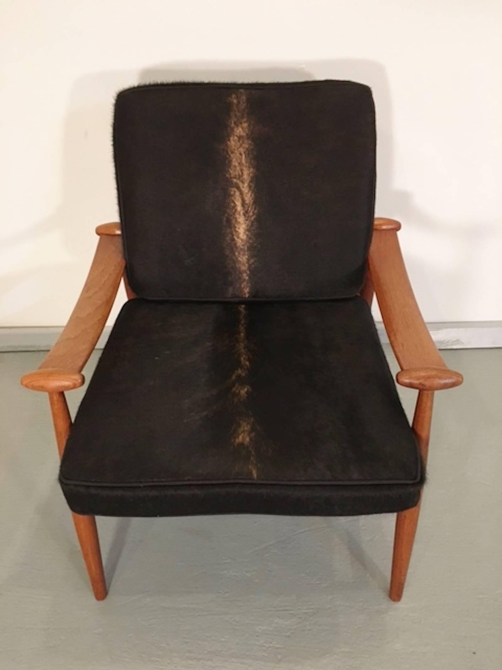 Beautiful armchair by Finn Juhl model FD133 with sculpted arms and turned legs. Often referred to as the 'Spade' chair, this is a great example of Danish Mid-Century Modern design. Covered in deep color cowhide.

(Please confirm item location with