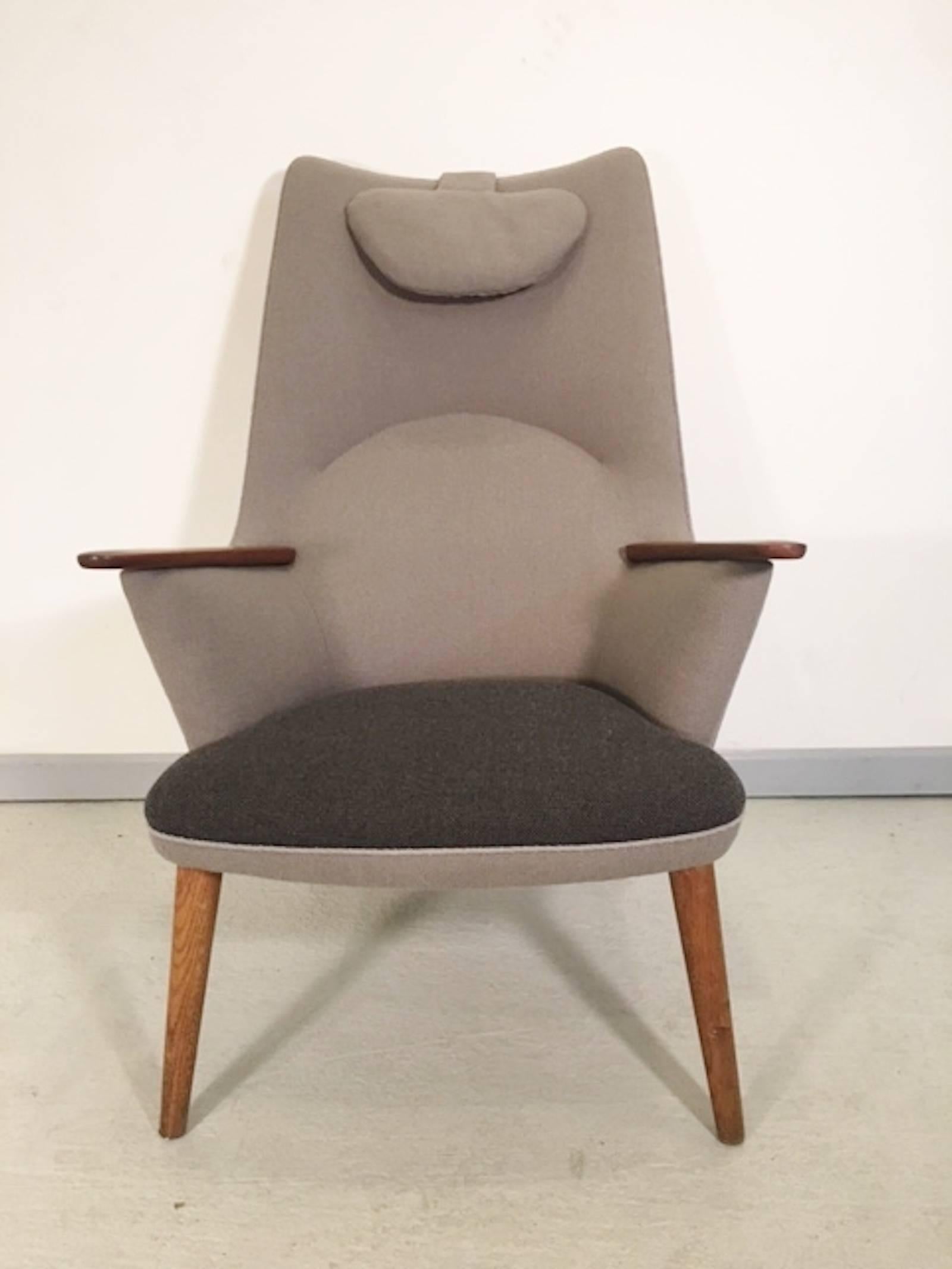 Hans Wegner is one the most iconic Mid-Century Modern designers, and this is a great example of his esthetic. Teak wood arms, sculpted body, tapered legs.
Upholstery in Kvadard Divina wool felt.

(Please confirm item location with