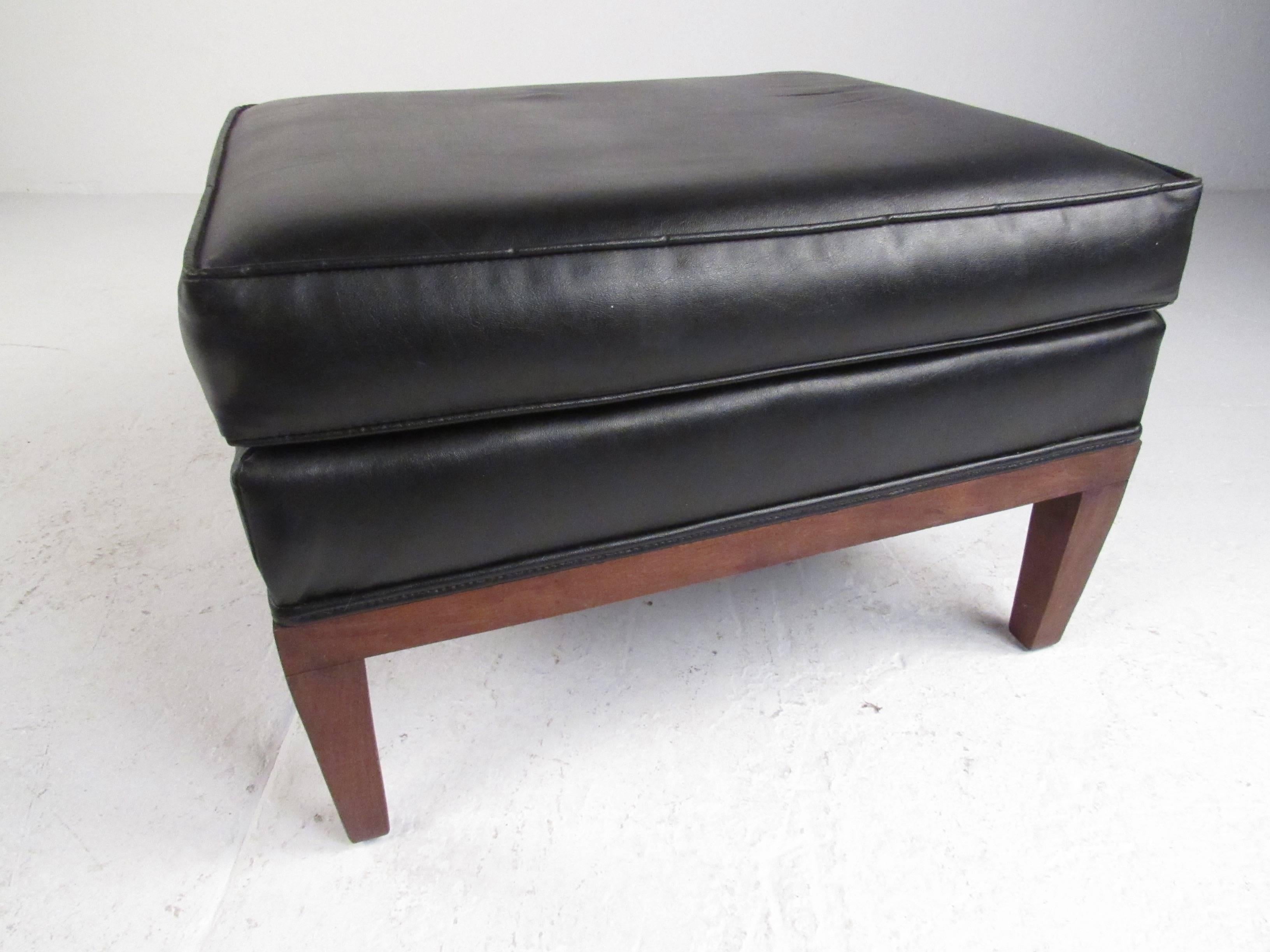 Mid-Century Modern Lounge Chair with Ottoman In Good Condition For Sale In Brooklyn, NY
