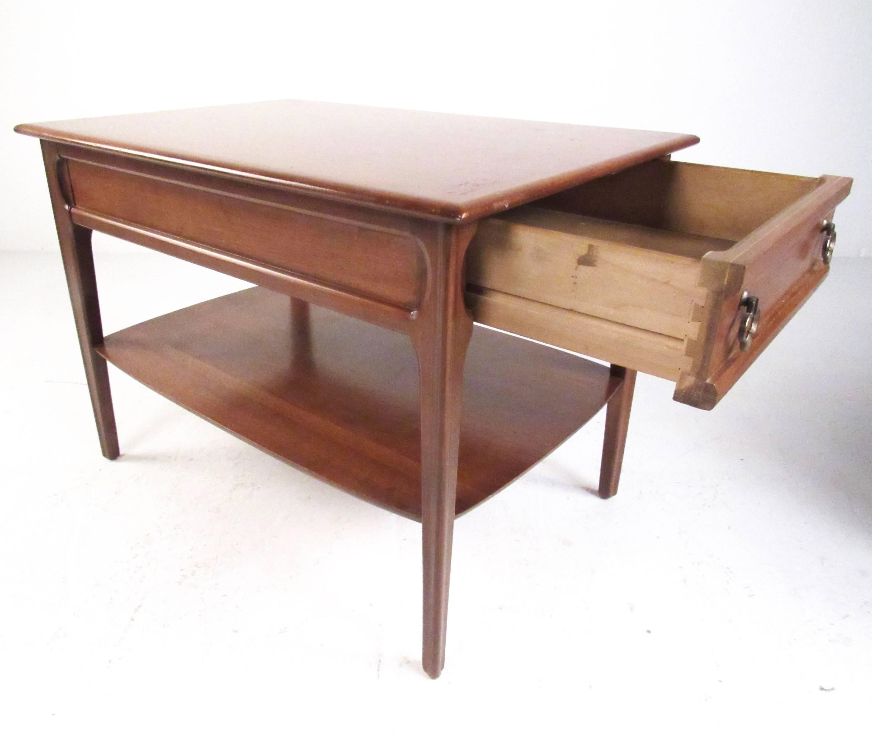 Stylish Mid-Century American Walnut Lamp Tables In Good Condition In Brooklyn, NY