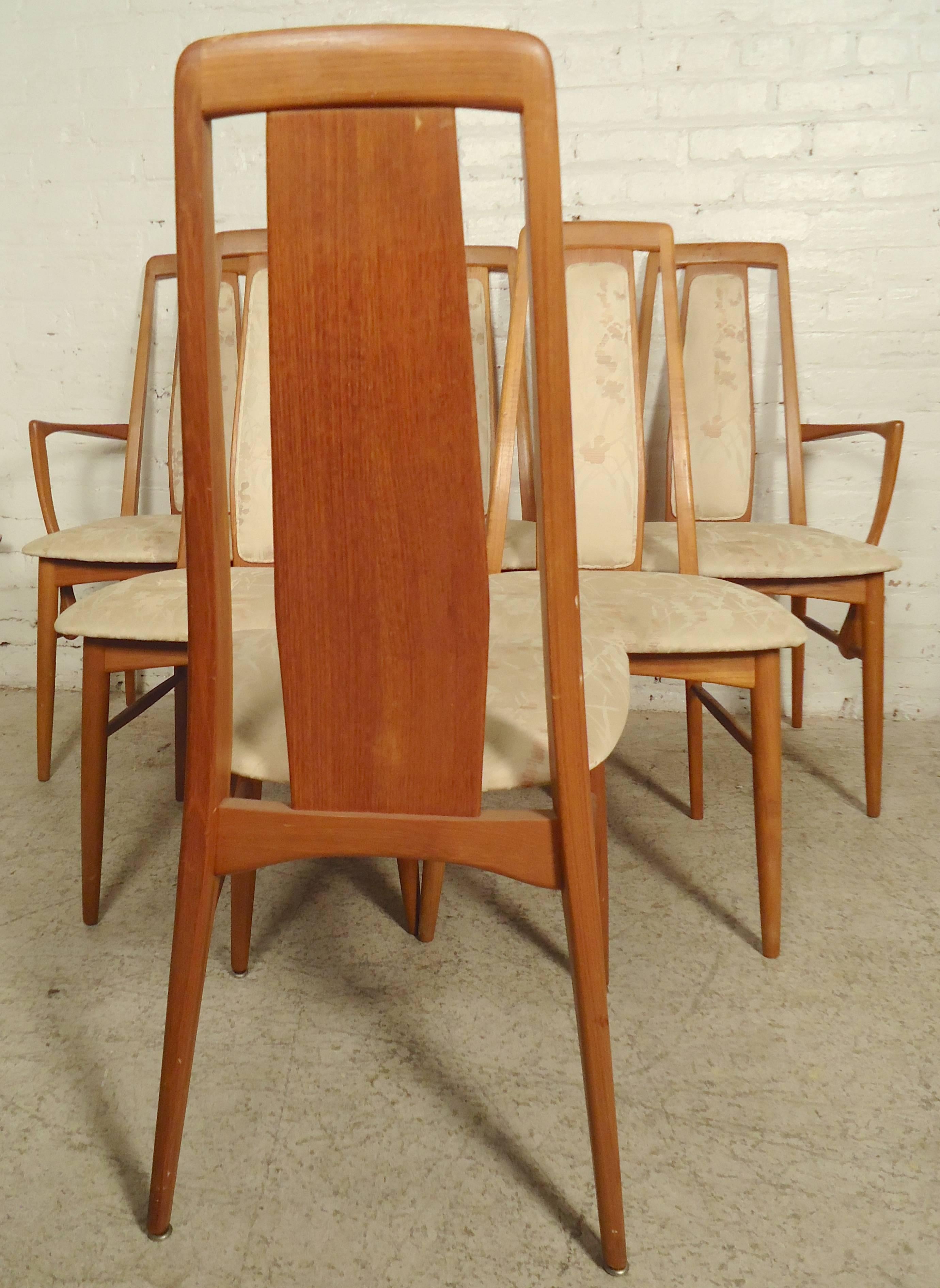 Ensemble de chaises de salle à manger modernes du milieu du siècle, conçues par Niels Kofoed pour Koefoeds Hornslet. Piétements en teck clair, pieds fuselés, hauts dossiers, deux fauteuils.

(Veuillez confirmer l'emplacement de l'article NY ou NJ