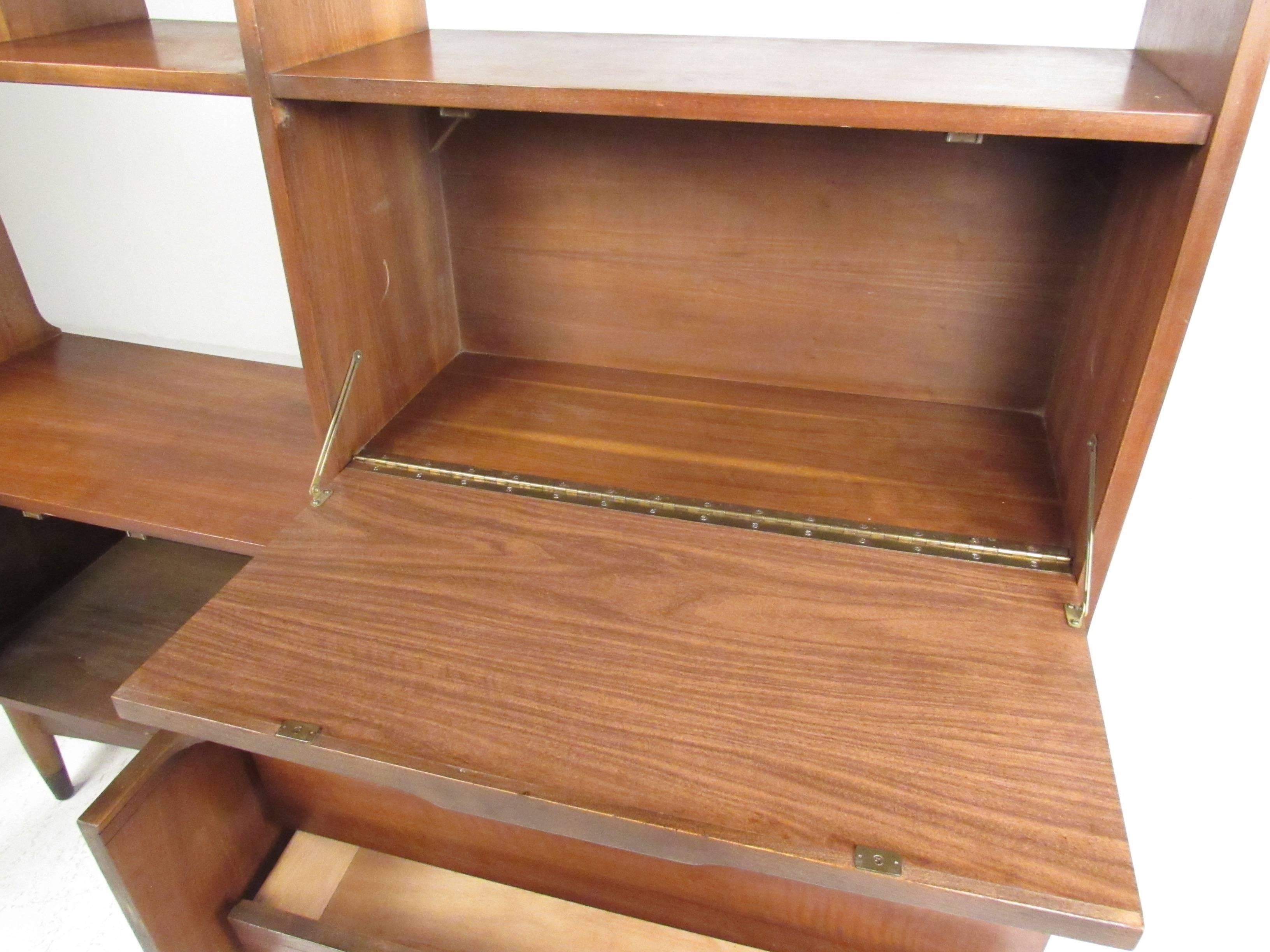 Mid-Century Modern Walnut Bookshelf Room Divider In Good Condition In Brooklyn, NY