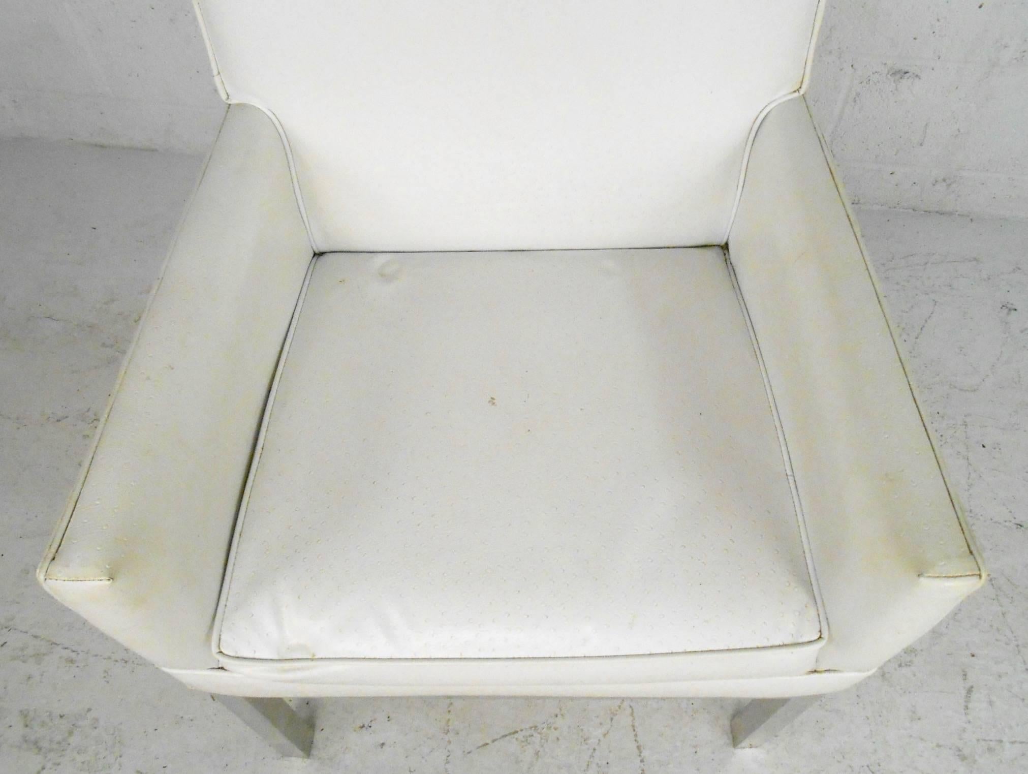 Moderne Vintage-Sessel mit hoher Rückenlehne aus Vinyl, Paar im Angebot 1
