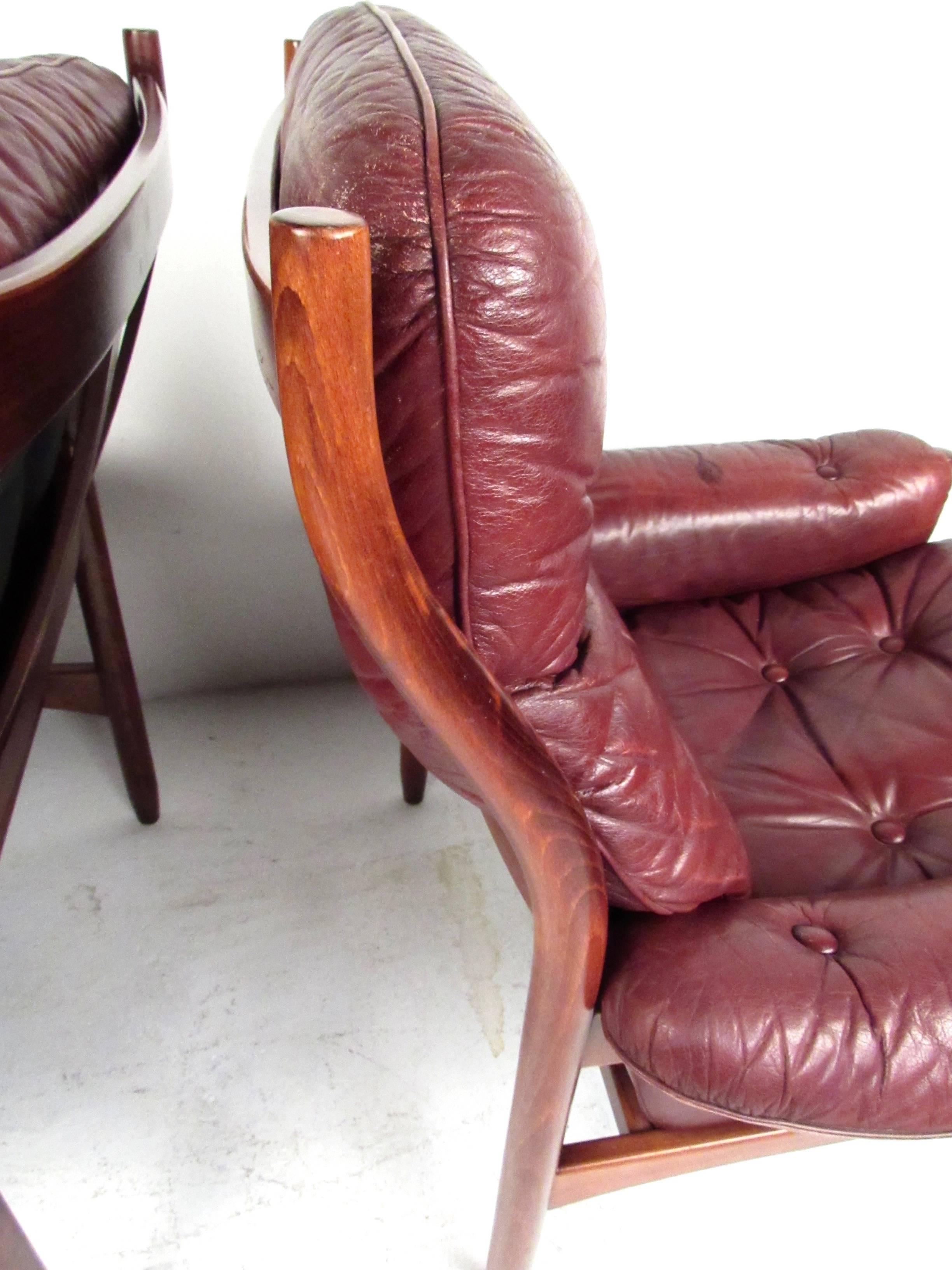 Milieu du XXe siècle Paire de fauteuils de salon danois en cuir en vente