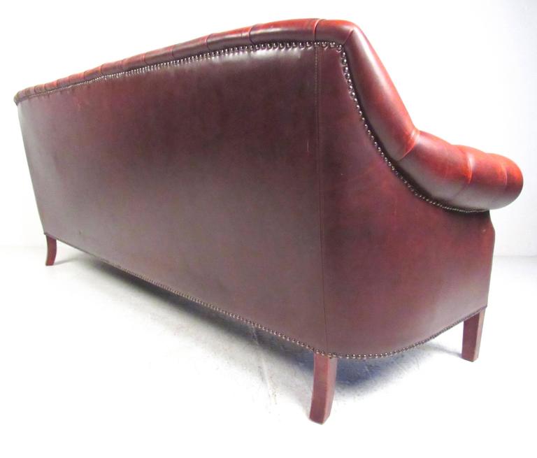 Leather Chesterfield Sofa Living Room Suite In Good Condition For Sale In Brooklyn, NY
