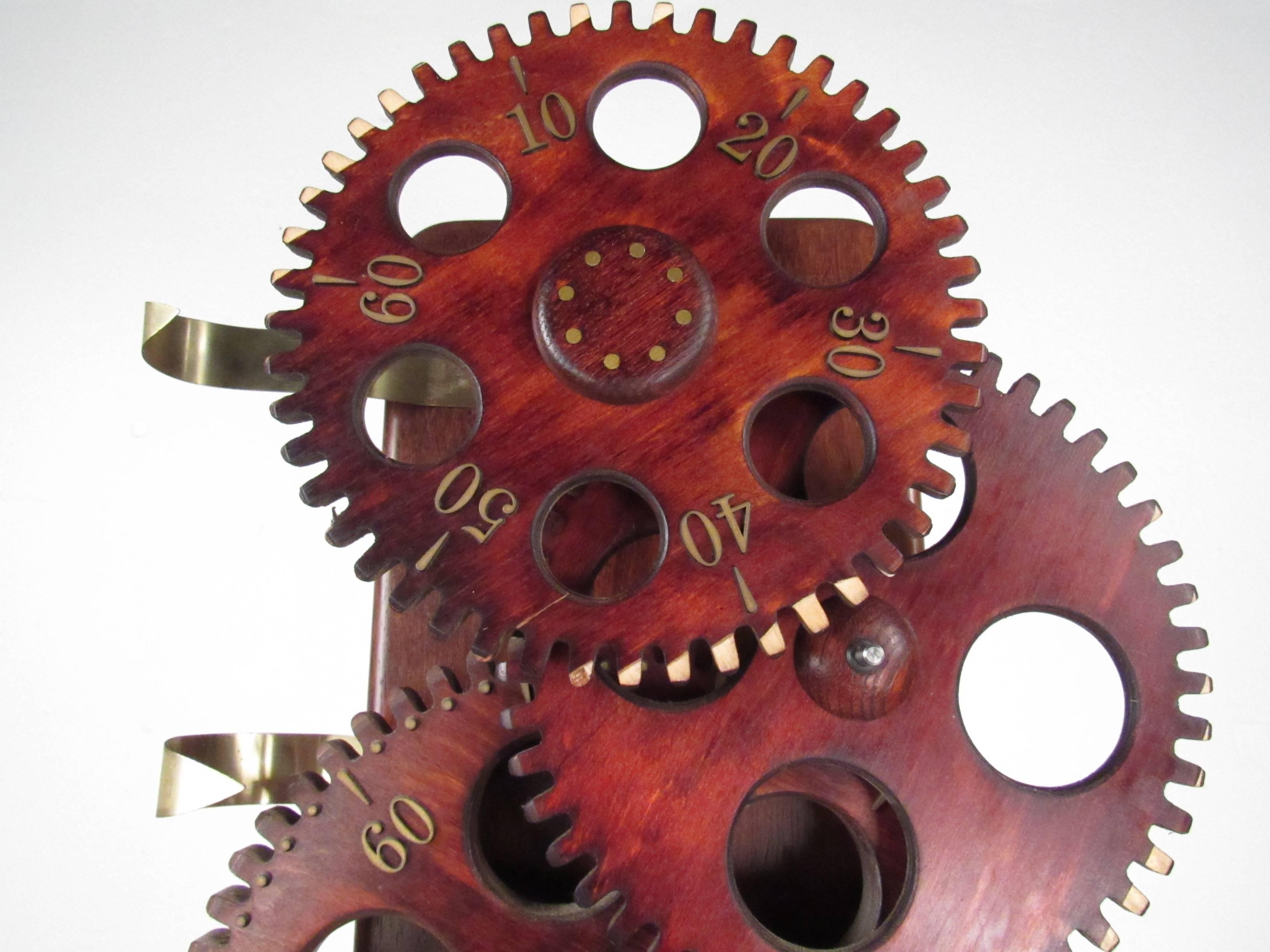 Zeitgenössische moderne skulpturale Gear-Uhr von Clockwork Inc. im Zustand „Gut“ im Angebot in Brooklyn, NY