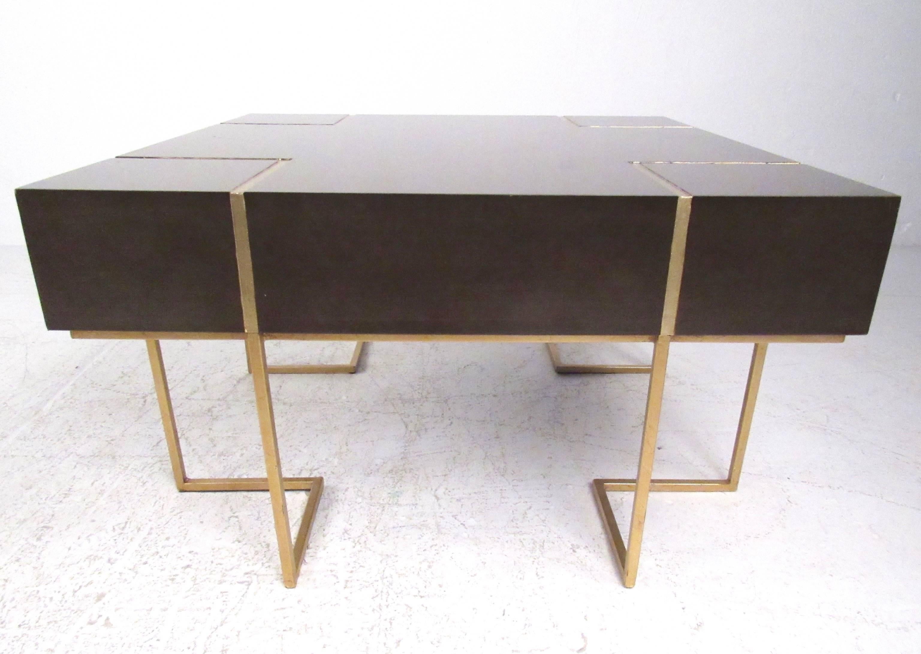 Mid-Century Modern Decorator Coffee Table In Good Condition In Brooklyn, NY