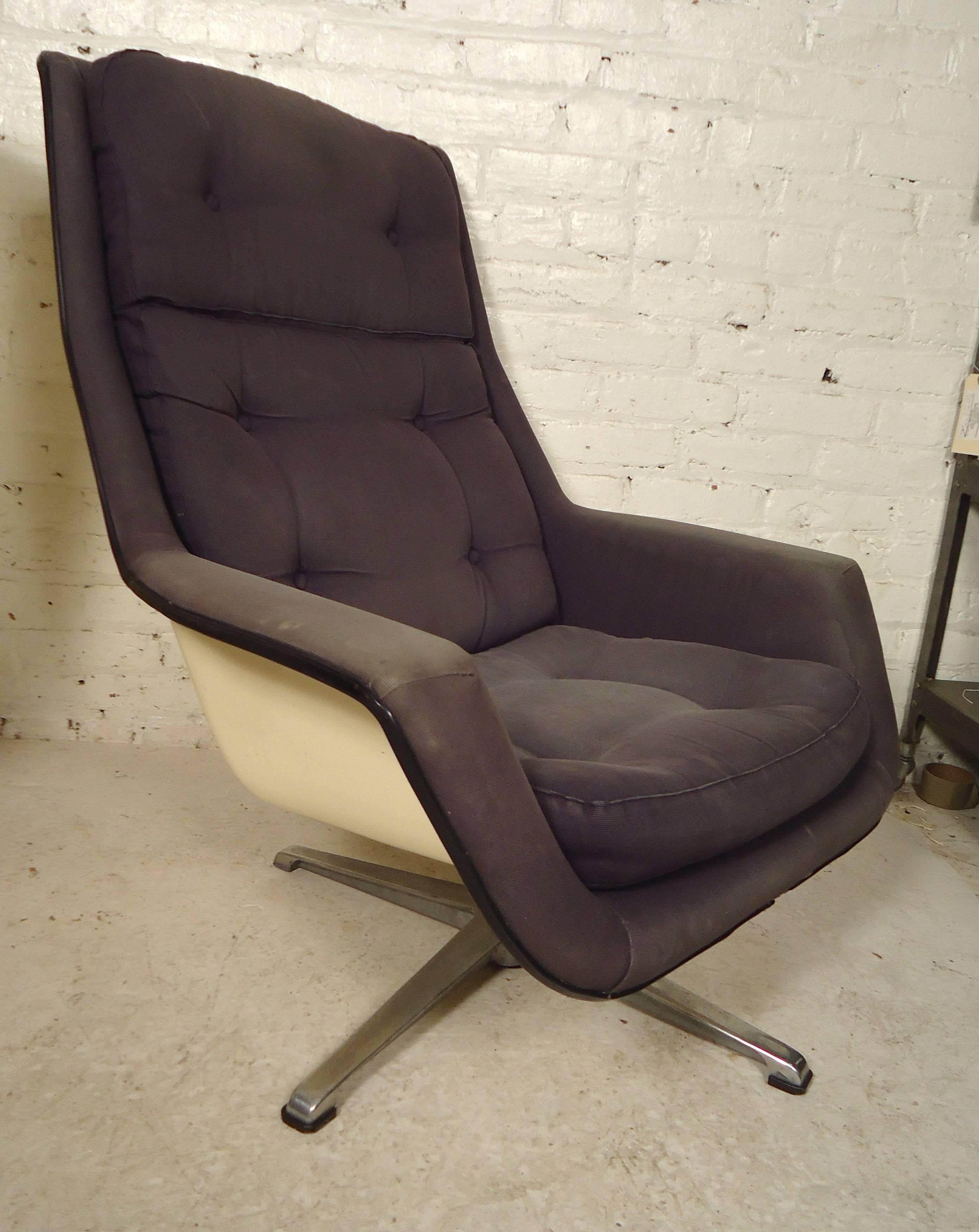 Pair of vintage swivel tall back chairs. White Eames style shells with cushioning set on metal bases. Unusual style that makes for a great pair of lounge chairs.

(Please confirm item location NY or NJ with dealer).
  